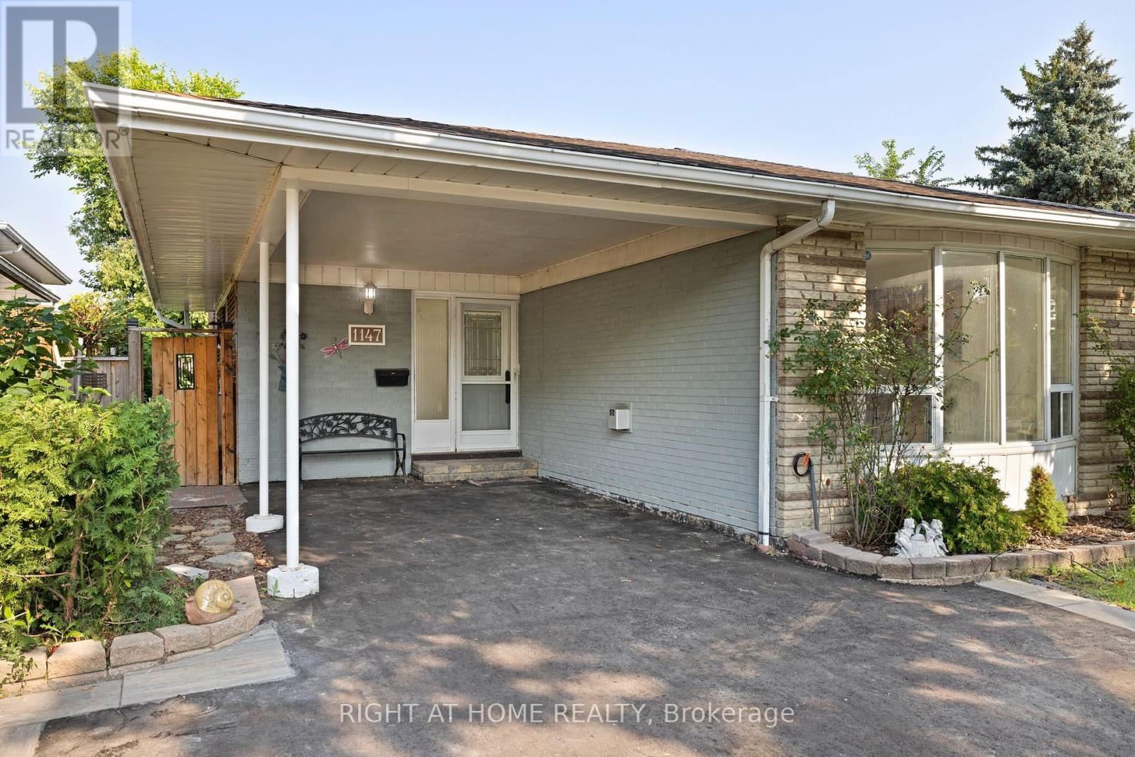 1147 Saturnia Crescent, Mississauga, Ontario  L4Y 2M2 - Photo 2 - W12551722