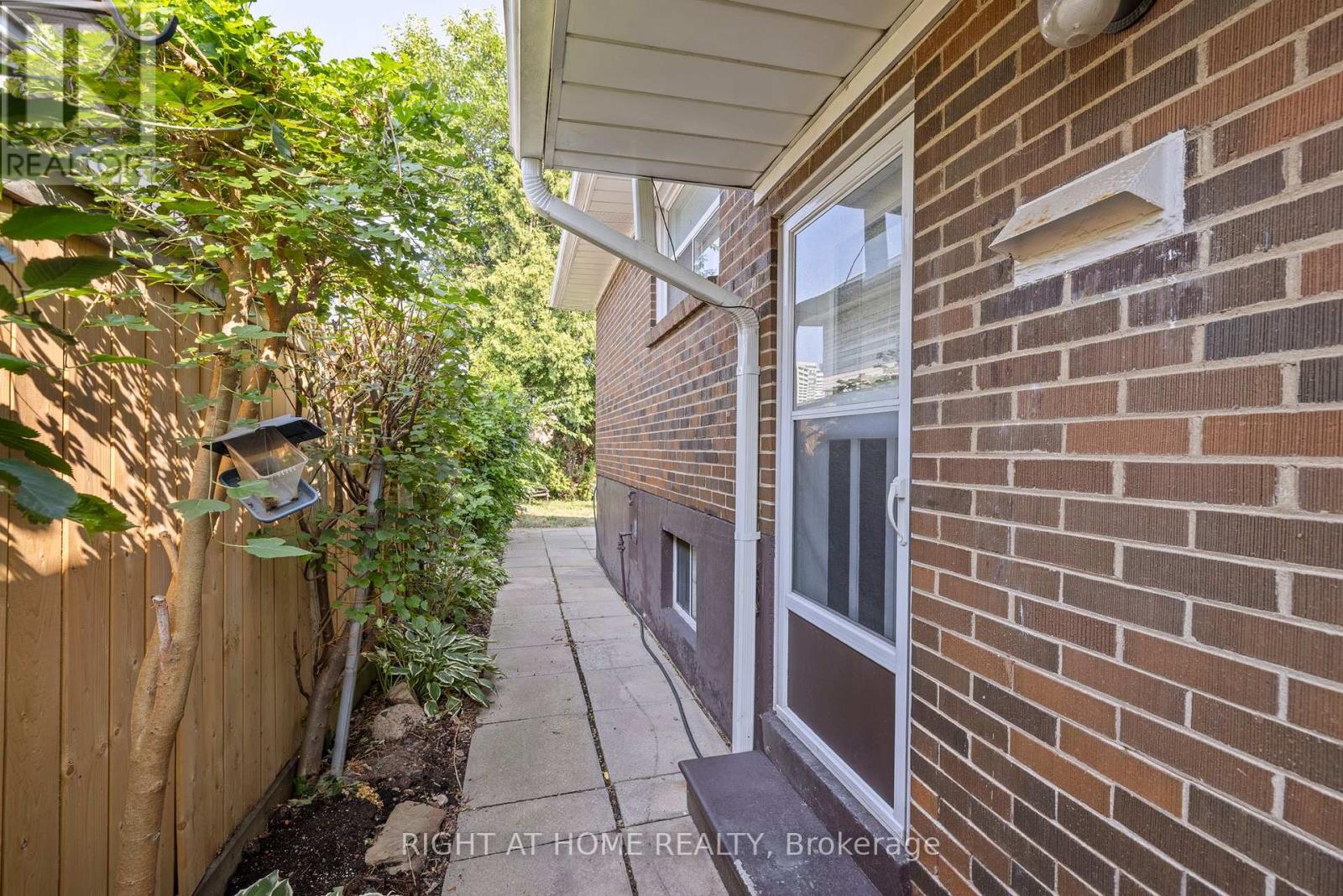 1147 Saturnia Crescent, Mississauga, Ontario  L4Y 2M2 - Photo 5 - W12551722
