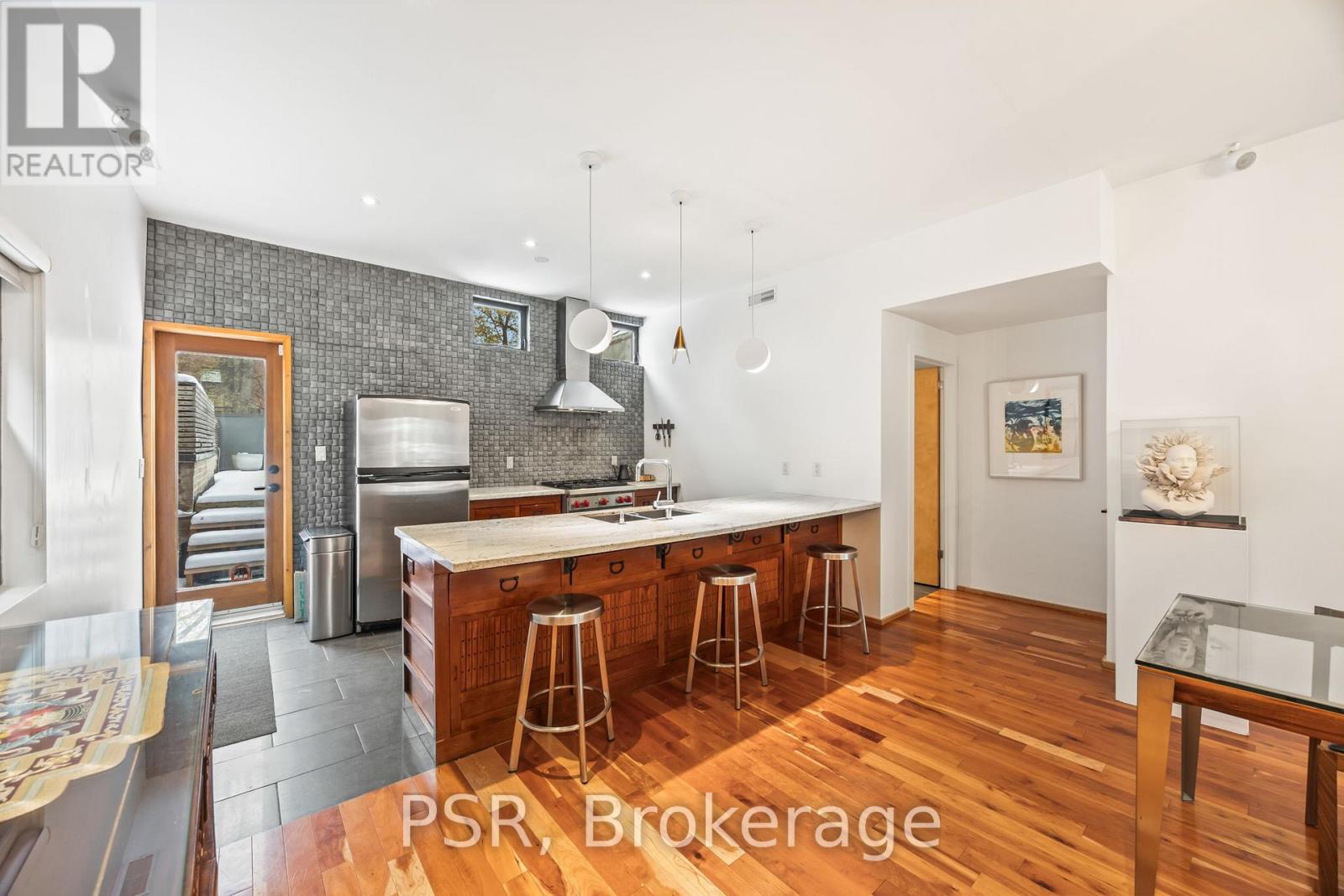 Upper - 2068 Dundas Street W, Toronto, Ontario  M6R 1W8 - Photo 5 - W12551754