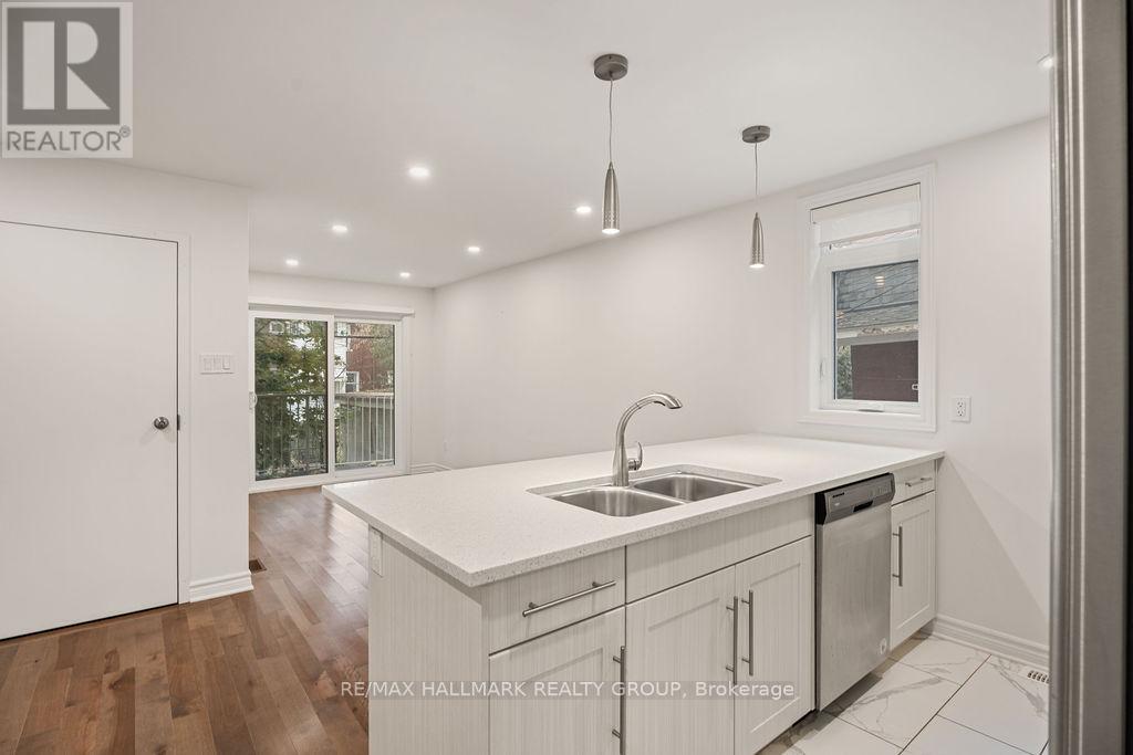 1 - 552 Mcleod Street, Ottawa, Ontario  K1R 5R3 - Photo 8 - X12551932