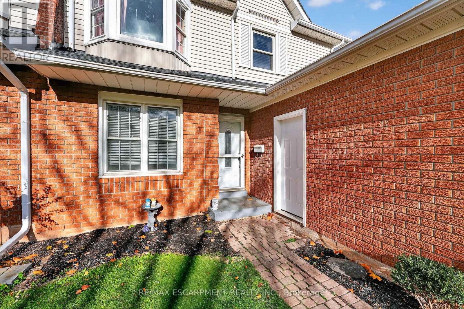 4 Pleasant Grove Terrace, Grimsby, Ontario  L3M 5G8 - Photo 2 - X12551760