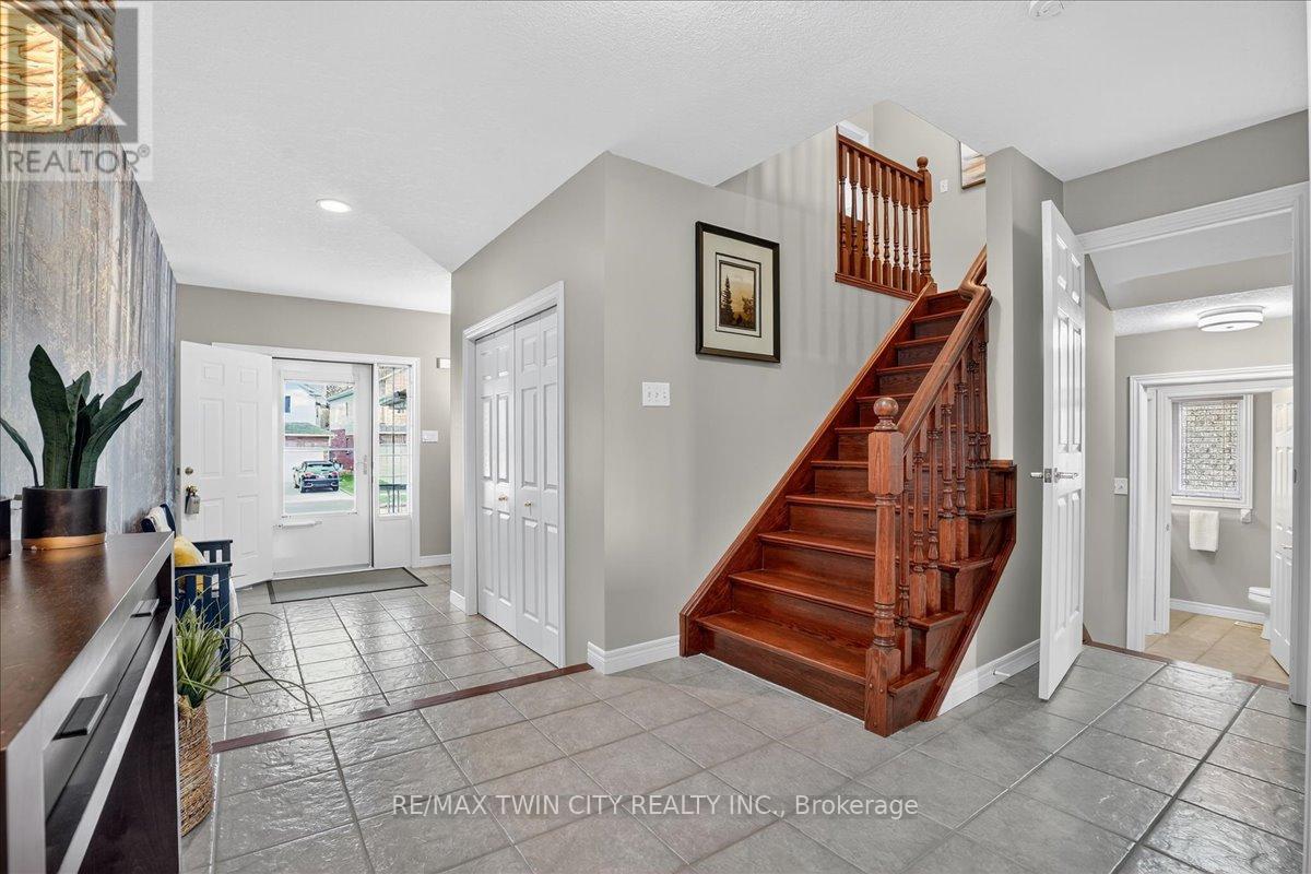 166 Bridgewater Crescent, Waterloo, Ontario  N2T 2M1 - Photo 10 - X12551768