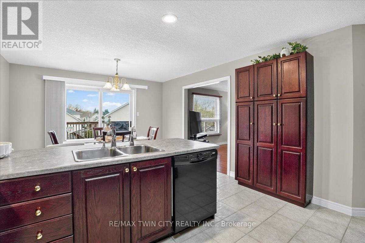 166 Bridgewater Crescent, Waterloo, Ontario  N2T 2M1 - Photo 19 - X12551768