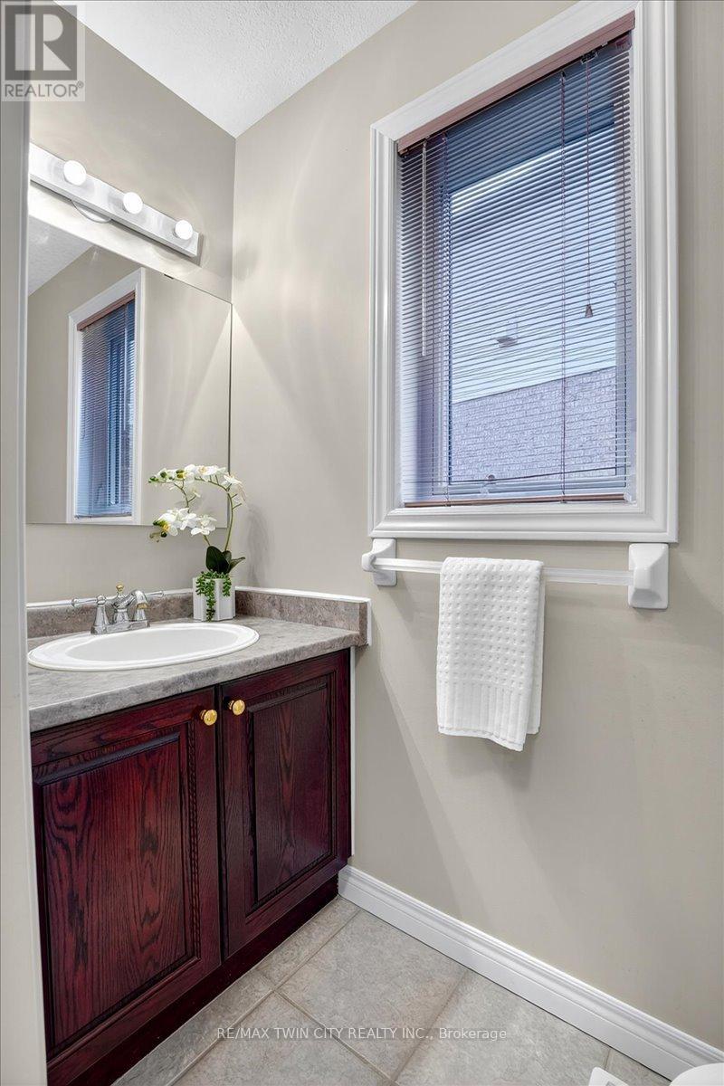 166 Bridgewater Crescent, Waterloo, Ontario  N2T 2M1 - Photo 22 - X12551768