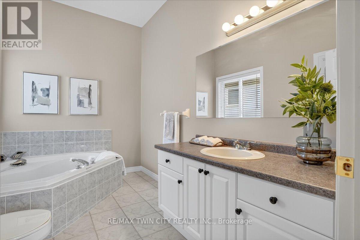 166 Bridgewater Crescent, Waterloo, Ontario  N2T 2M1 - Photo 27 - X12551768