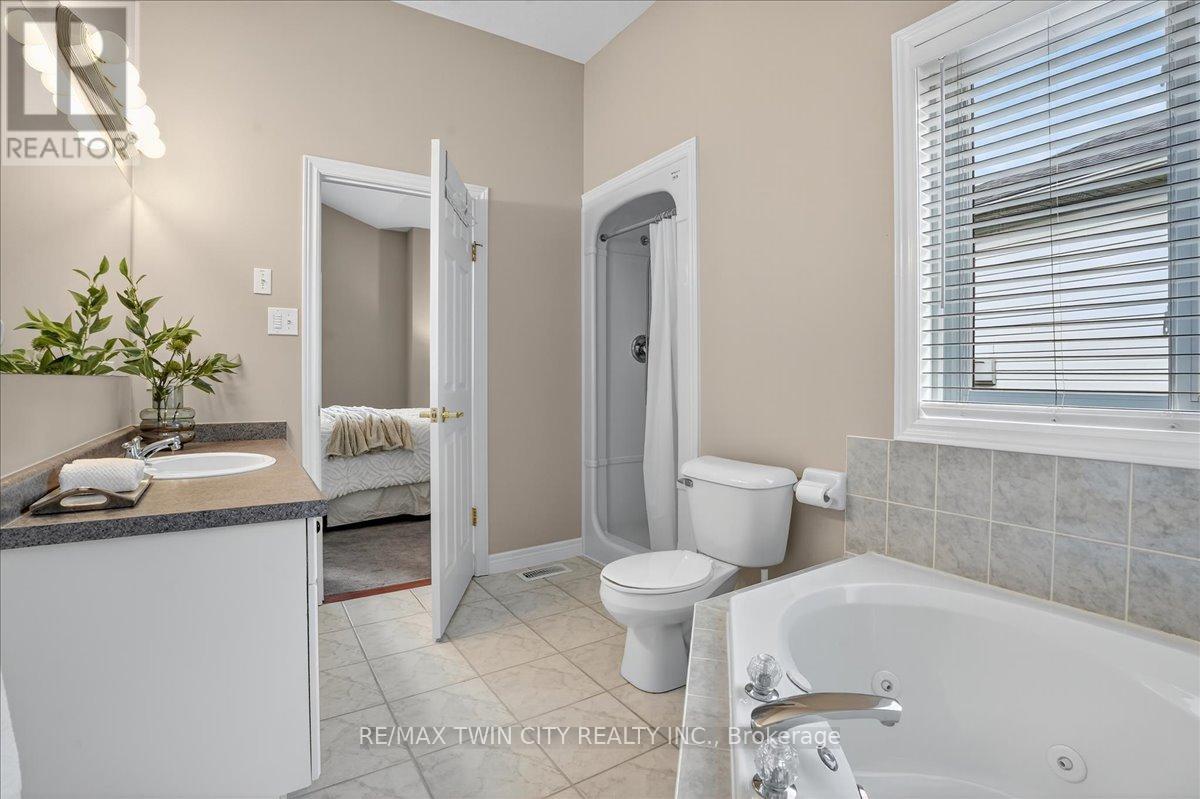 166 Bridgewater Crescent, Waterloo, Ontario  N2T 2M1 - Photo 28 - X12551768