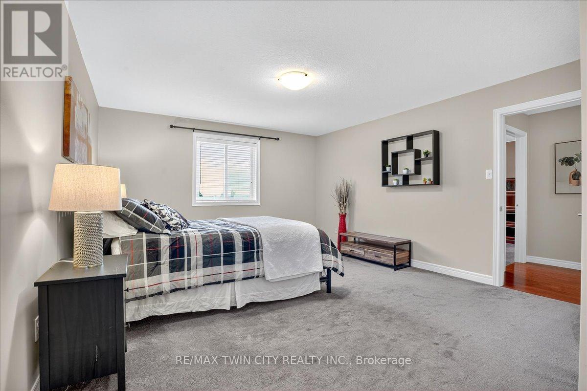 166 Bridgewater Crescent, Waterloo, Ontario  N2T 2M1 - Photo 33 - X12551768