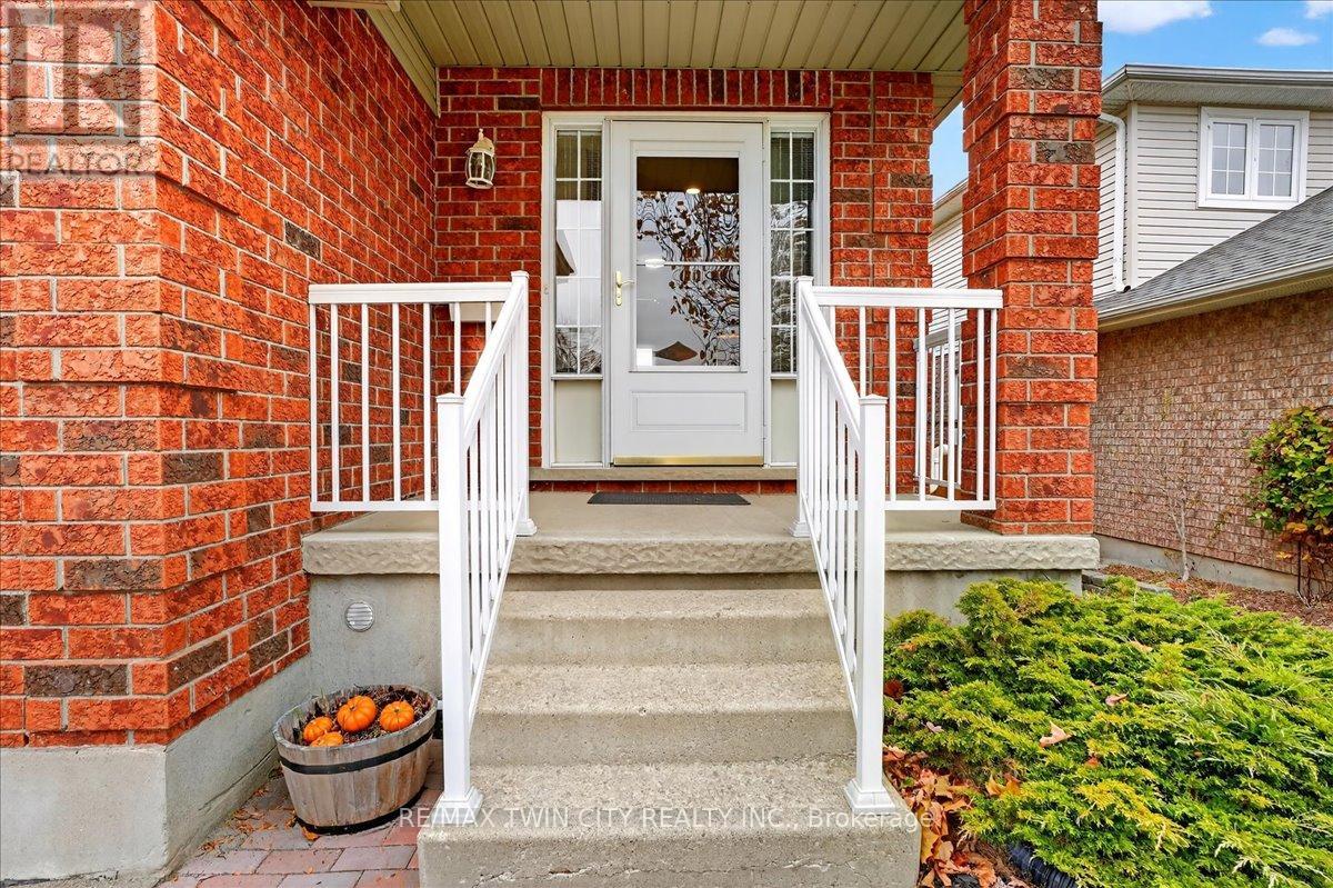 166 Bridgewater Crescent, Waterloo, Ontario  N2T 2M1 - Photo 6 - X12551768