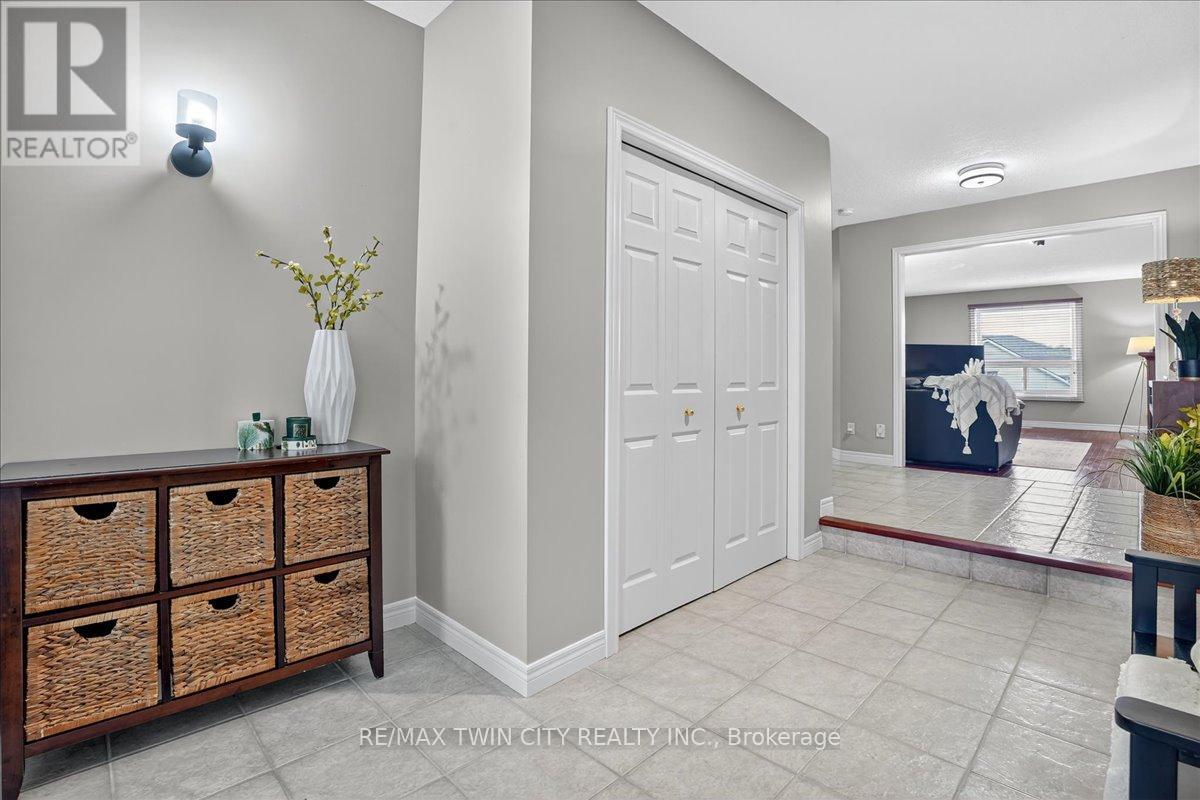 166 Bridgewater Crescent, Waterloo, Ontario  N2T 2M1 - Photo 8 - X12551768