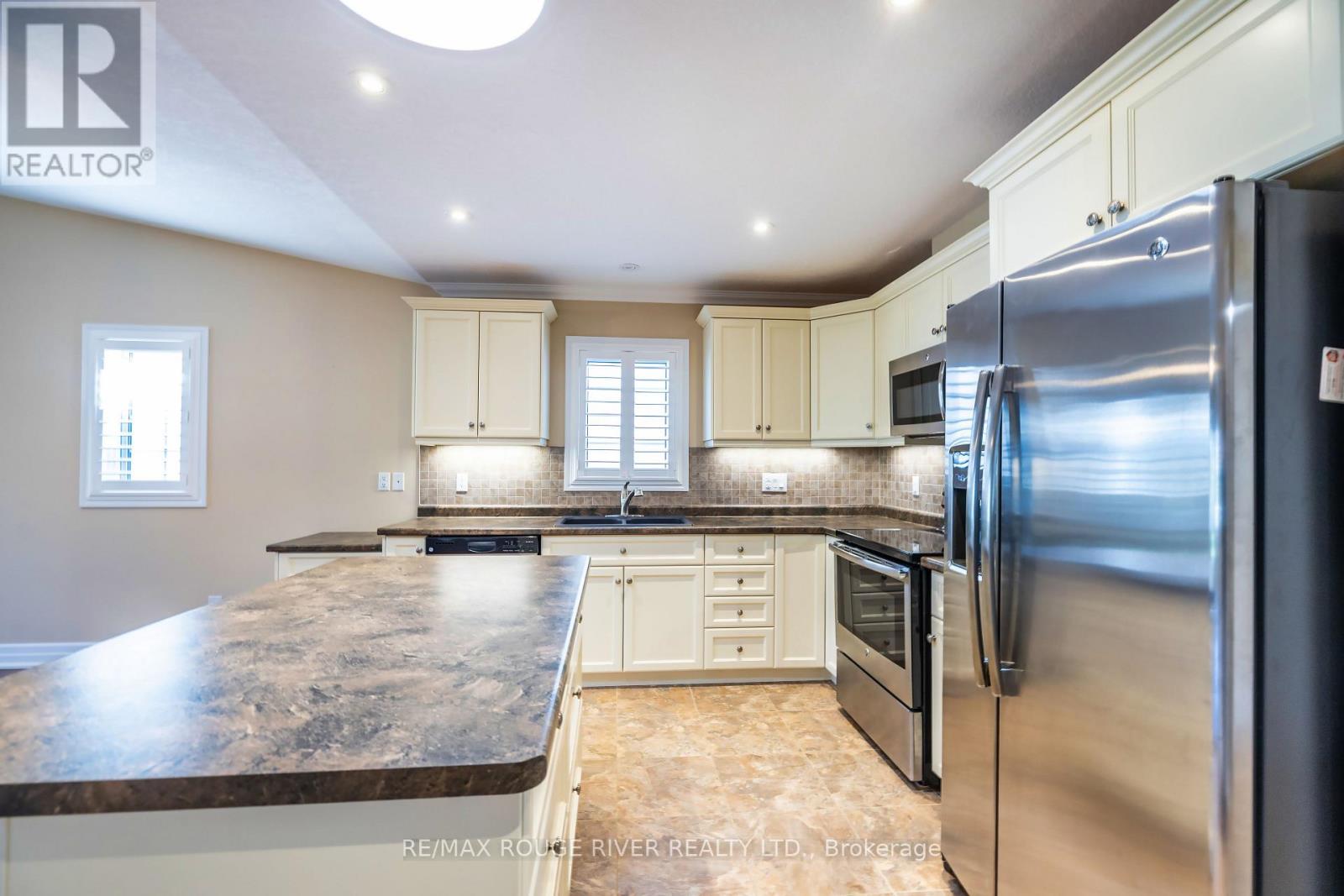 27 New York Avenue, Wasaga Beach, Ontario  L9Z 3A8 - Photo 9 - S12436323