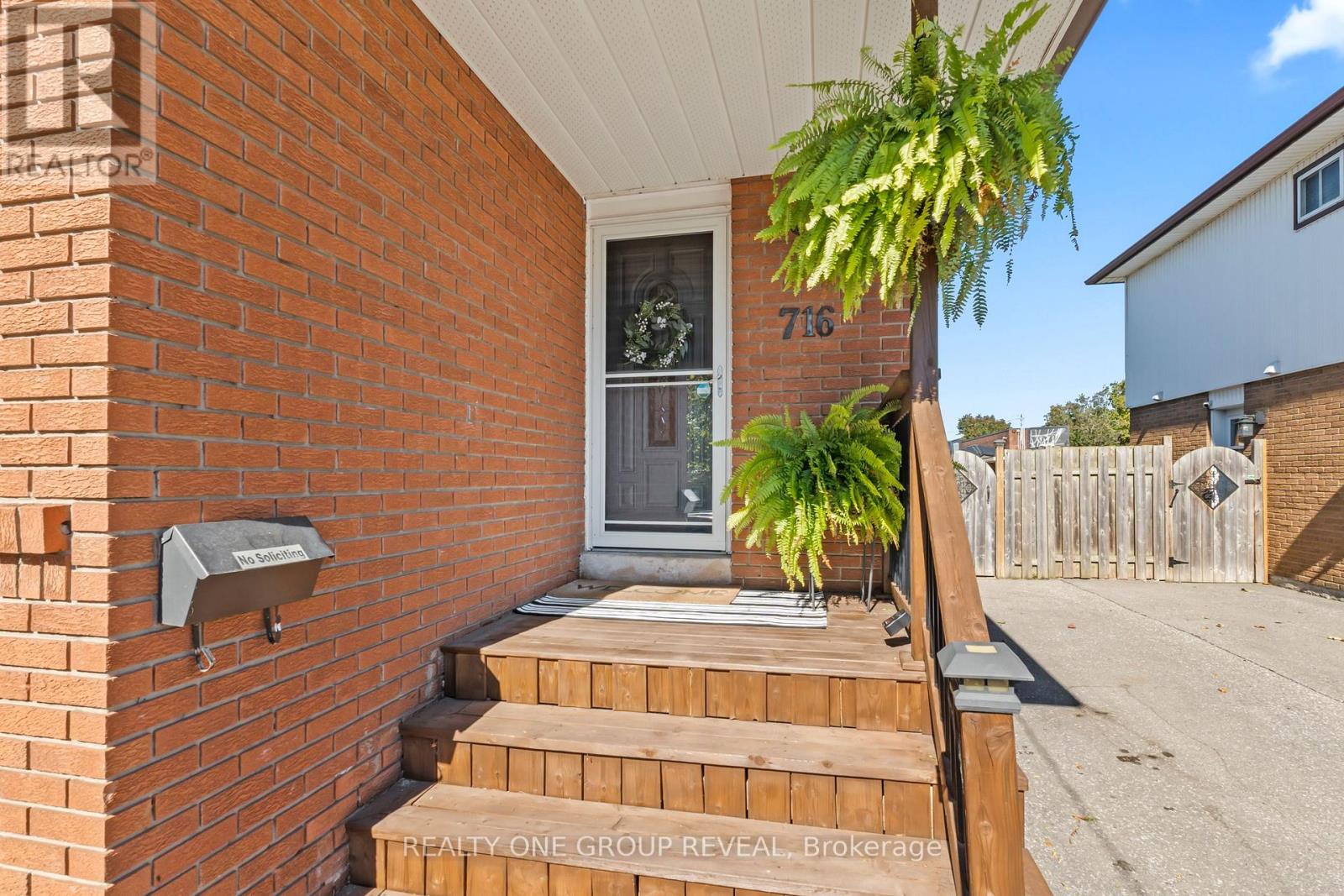 716 Kenora Avenue, Oshawa, Ontario  L1J 1K6 - Photo 2 - E12551836