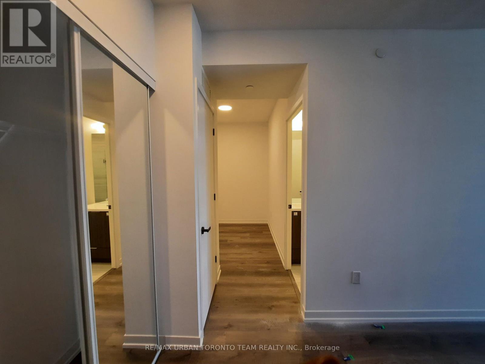 1701 - 8 Interchange Way, Vaughan, Ontario  L4K 5Z7 - Photo 2 - N12551886