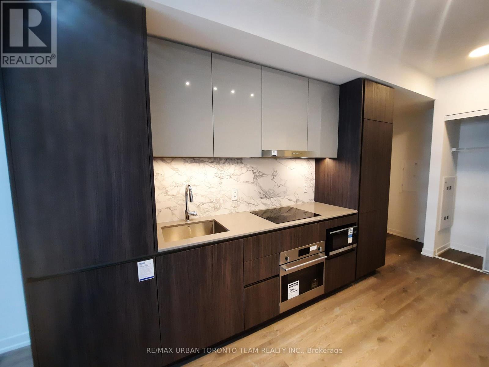 1701 - 8 Interchange Way, Vaughan, Ontario  L4K 5Z7 - Photo 4 - N12551886