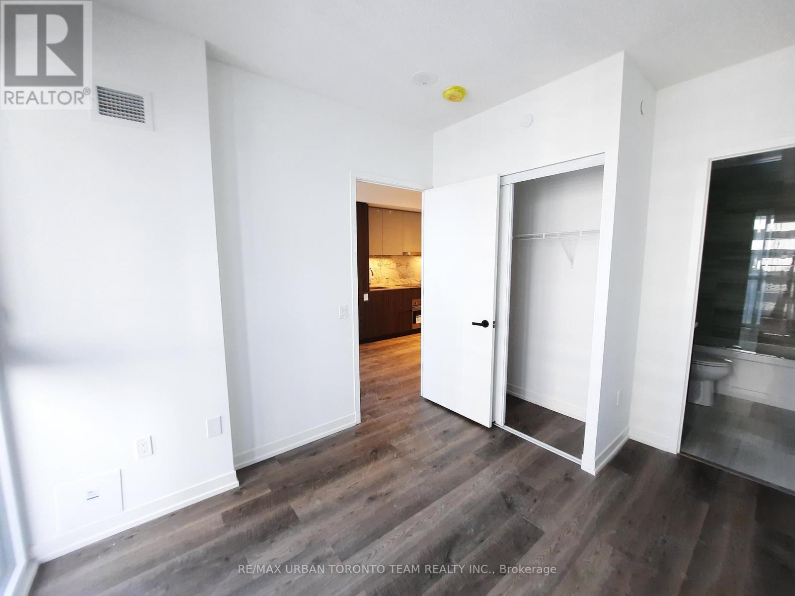 1701 - 8 Interchange Way, Vaughan, Ontario  L4K 5Z7 - Photo 8 - N12551886