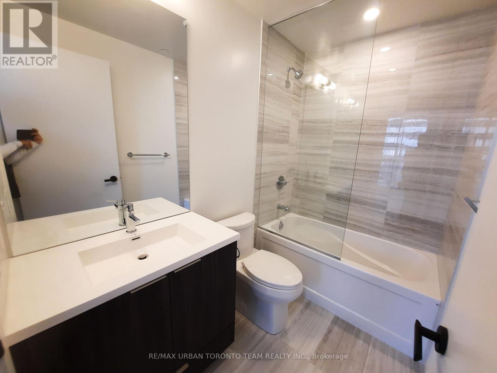 1701 - 8 Interchange Way, Vaughan, Ontario  L4K 5Z7 - Photo 9 - N12551886