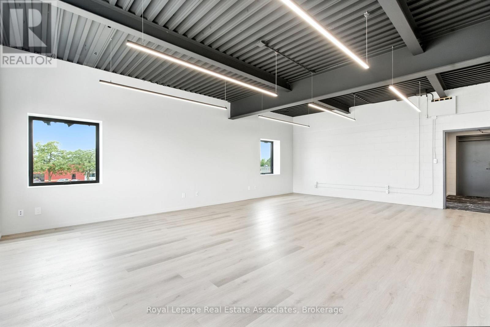 202 - 1232 Northside Road, Burlington, Ontario  L7M 1H6 - Photo 2 - W12551968