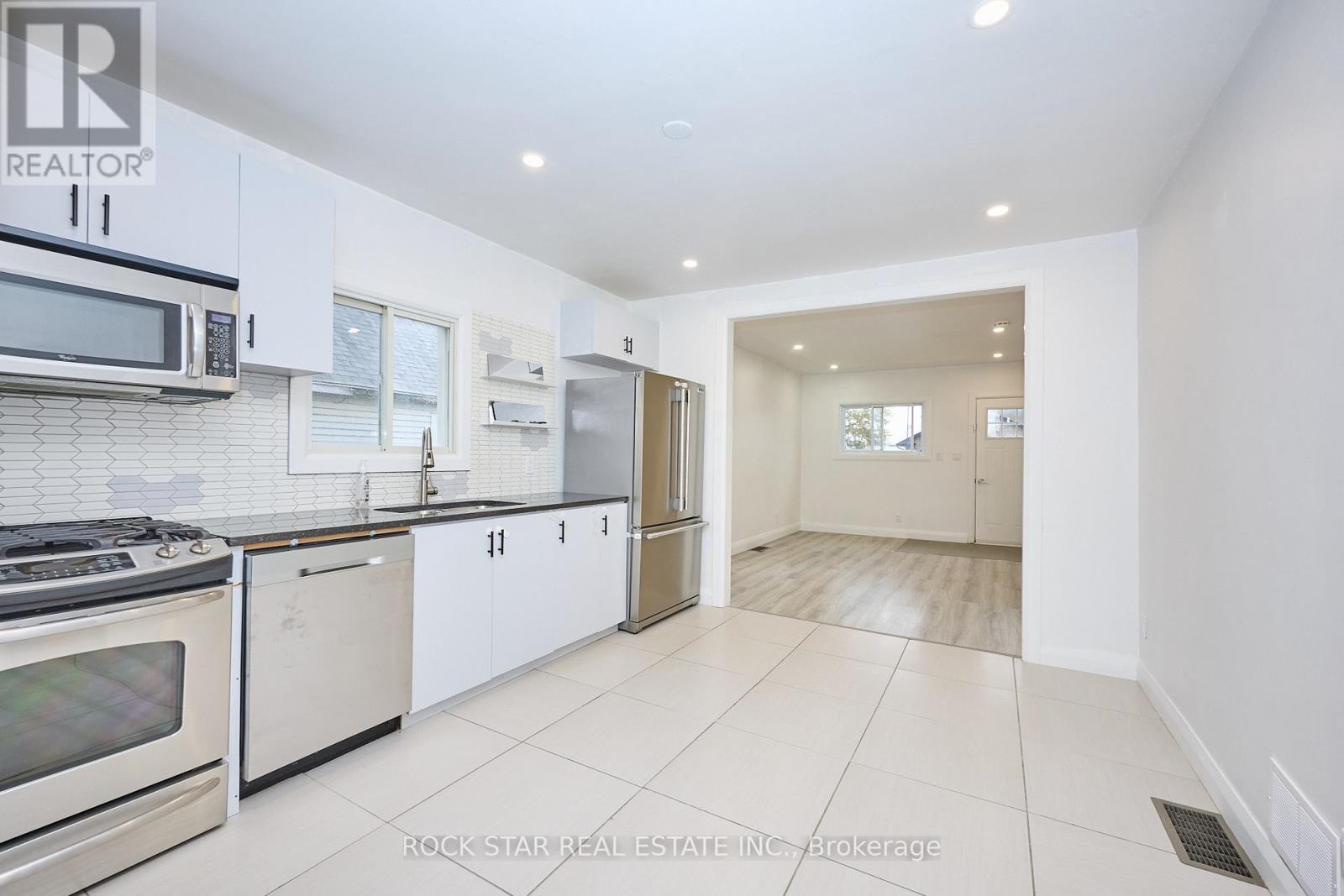 Upper - 65 Almond Street, Welland, Ontario  L3B 3P6 - Photo 10 - X12551794