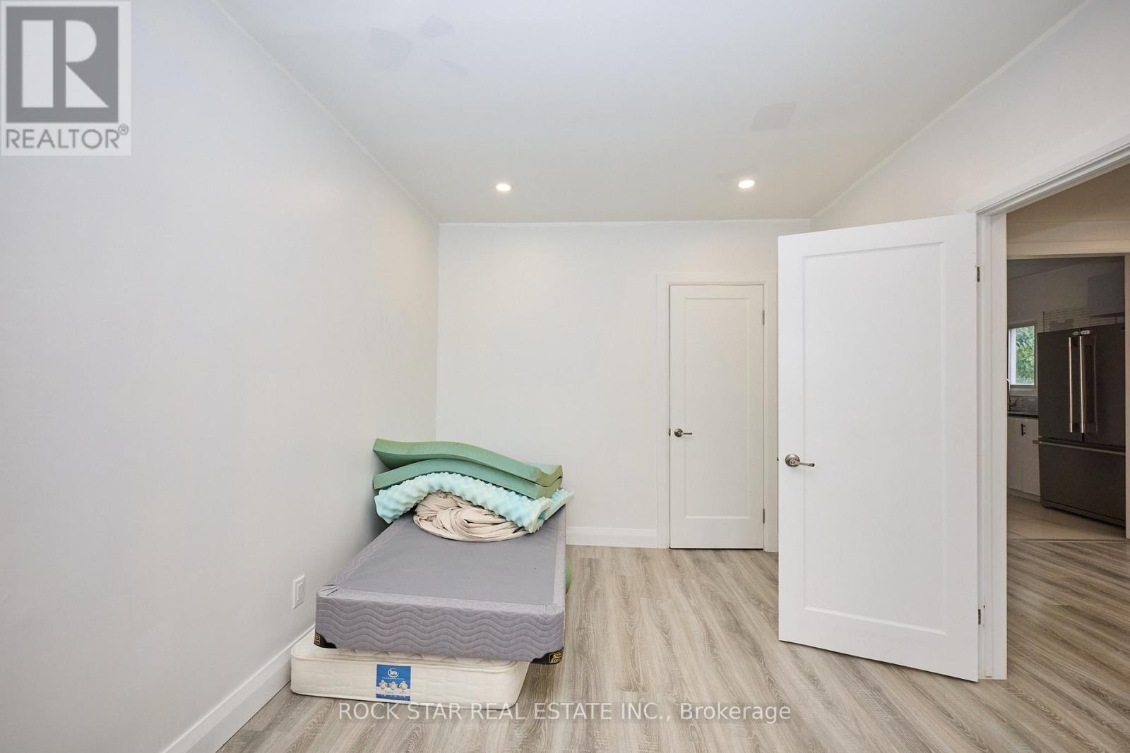 Upper - 65 Almond Street, Welland, Ontario  L3B 3P6 - Photo 17 - X12551794