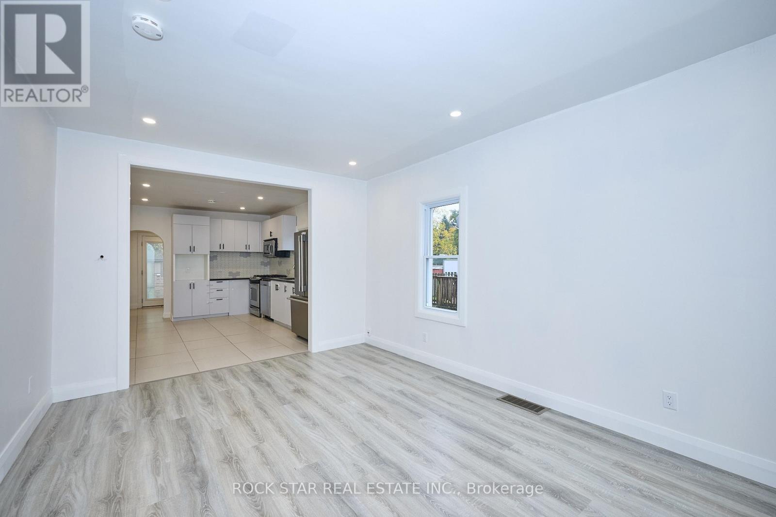 Upper - 65 Almond Street, Welland, Ontario  L3B 3P6 - Photo 4 - X12551794