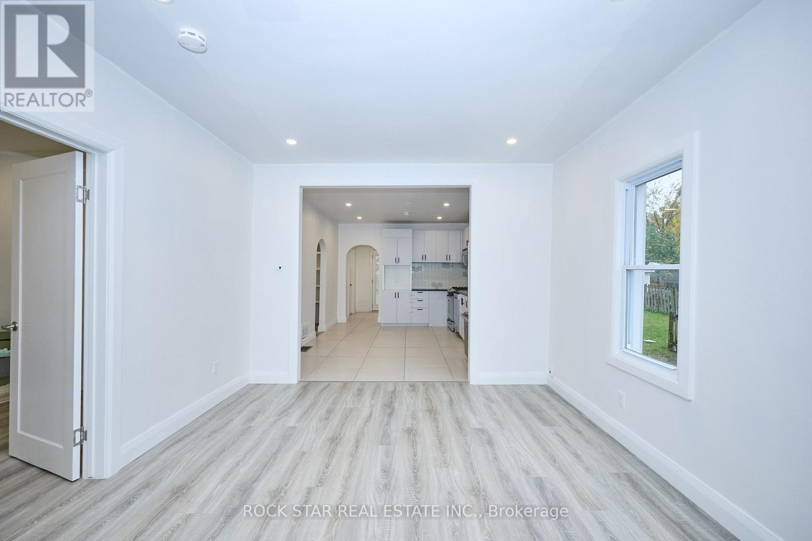 Upper - 65 Almond Street, Welland, Ontario  L3B 3P6 - Photo 5 - X12551794