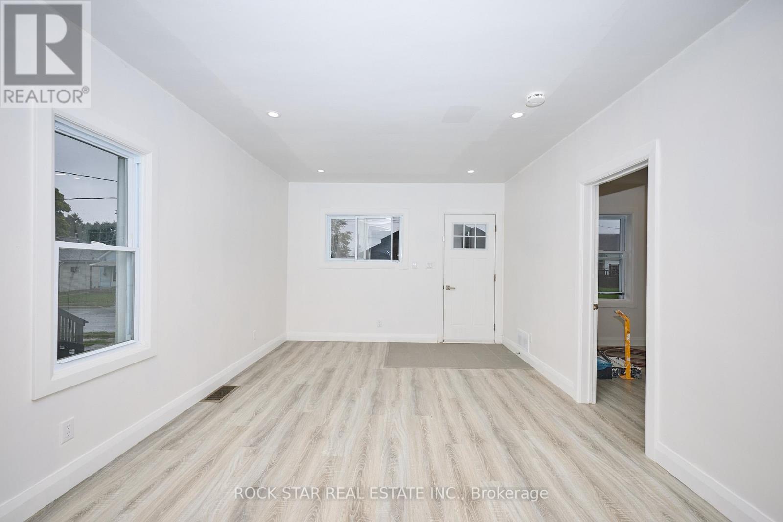 Upper - 65 Almond Street, Welland, Ontario  L3B 3P6 - Photo 6 - X12551794