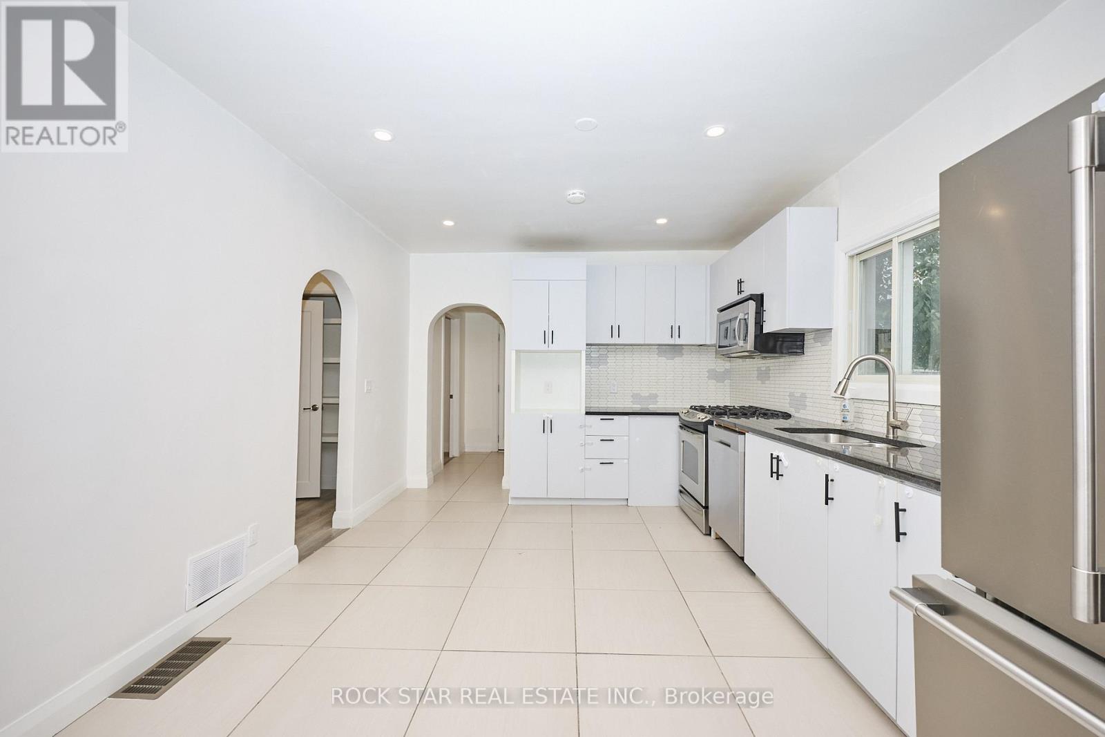 Upper - 65 Almond Street, Welland, Ontario  L3B 3P6 - Photo 7 - X12551794