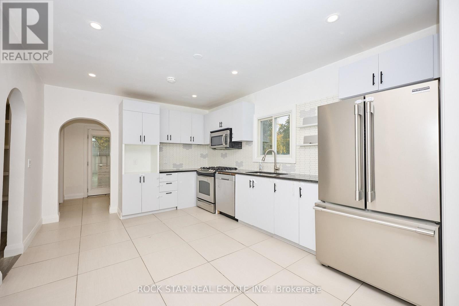 Upper - 65 Almond Street, Welland, Ontario  L3B 3P6 - Photo 8 - X12551794