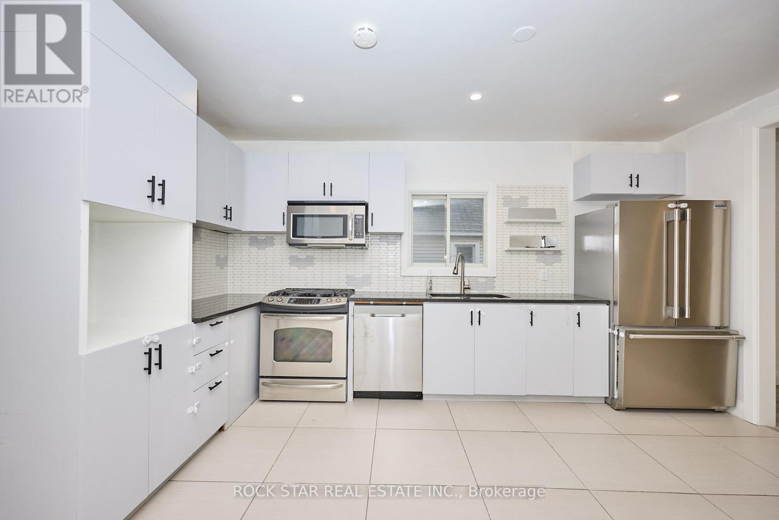 Upper - 65 Almond Street, Welland, Ontario  L3B 3P6 - Photo 9 - X12551794