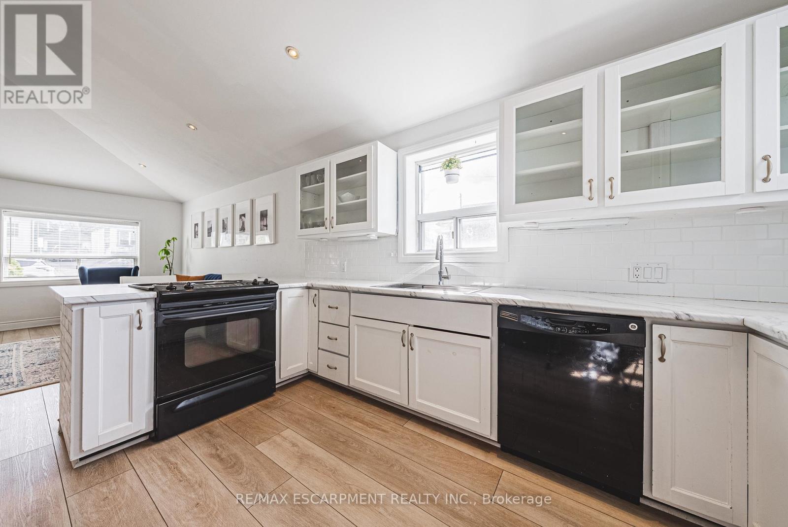 258 West 19th Street, Hamilton, Ontario  L9C 4J4 - Photo 5 - X12551808