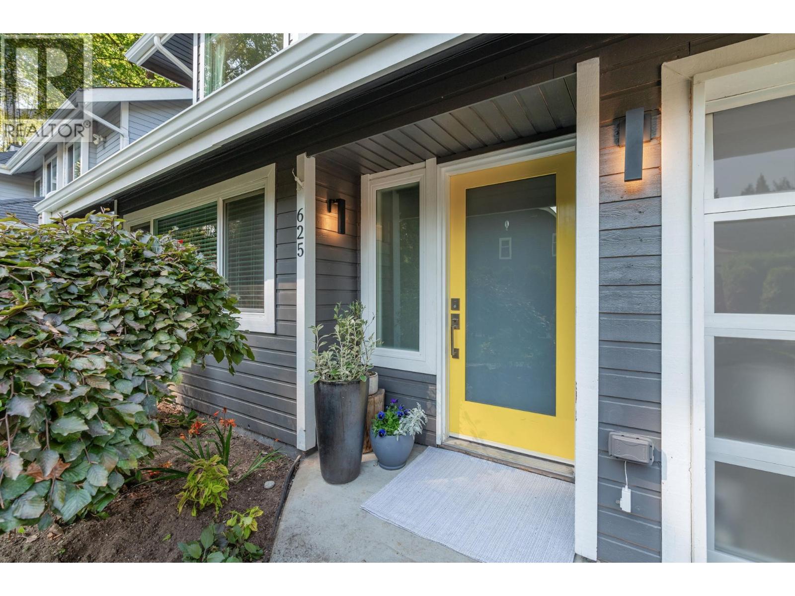 625 Seymour Court, North Vancouver, British Columbia  V7J 3S7 - Photo 2 - R3067797