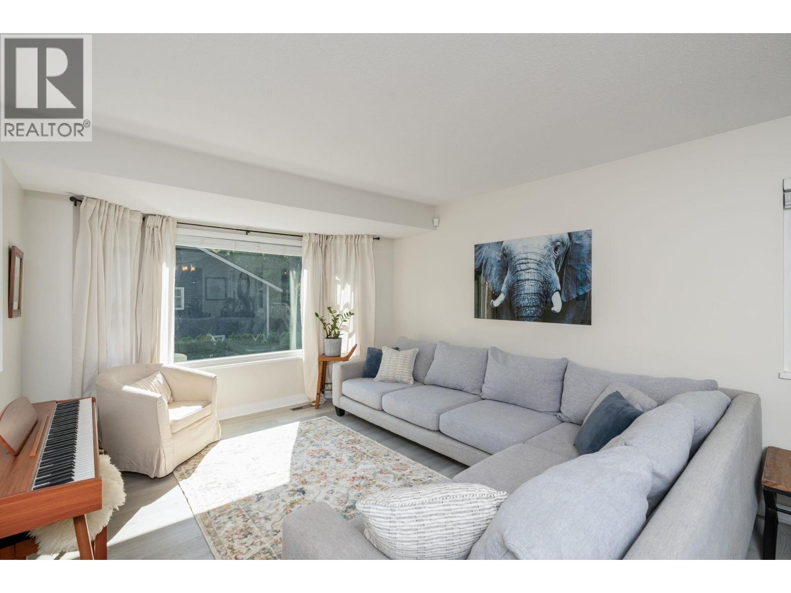 625 Seymour Court, North Vancouver, British Columbia  V7J 3S7 - Photo 3 - R3067797