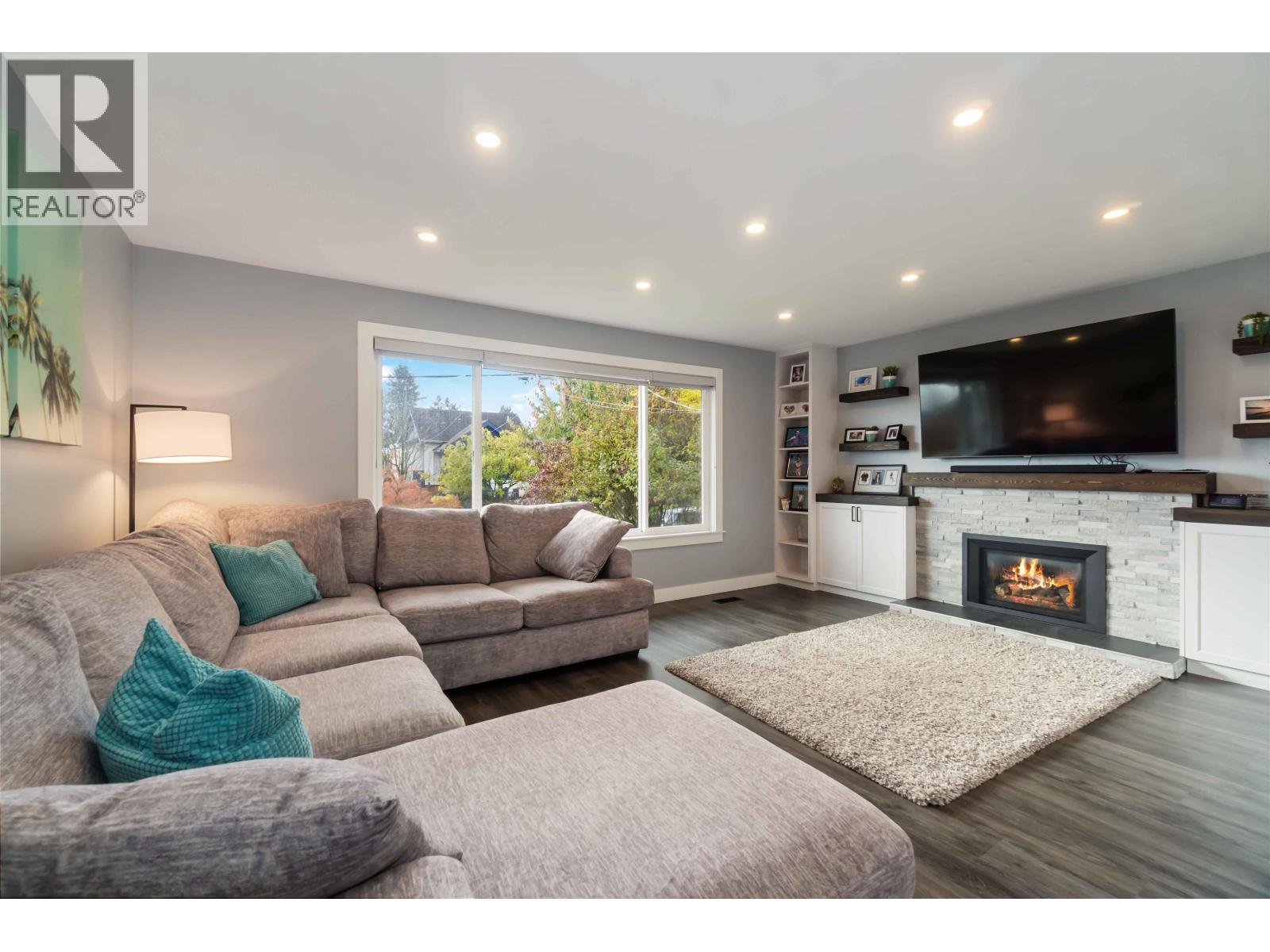 415 Alberta Street, New Westminster, British Columbia  V3L 3J6 - Photo 2 - R3064046