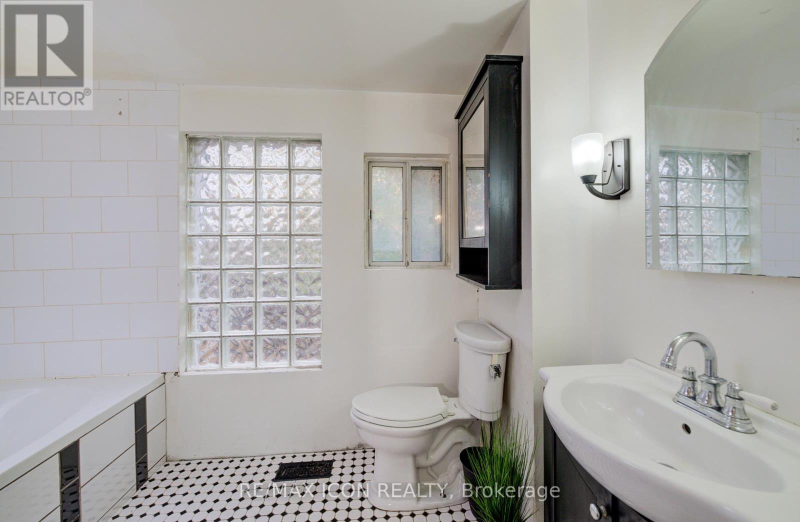 898 Eastern Avenue, Toronto, Ontario  M4L 1A4 - Photo 22 - E12551998