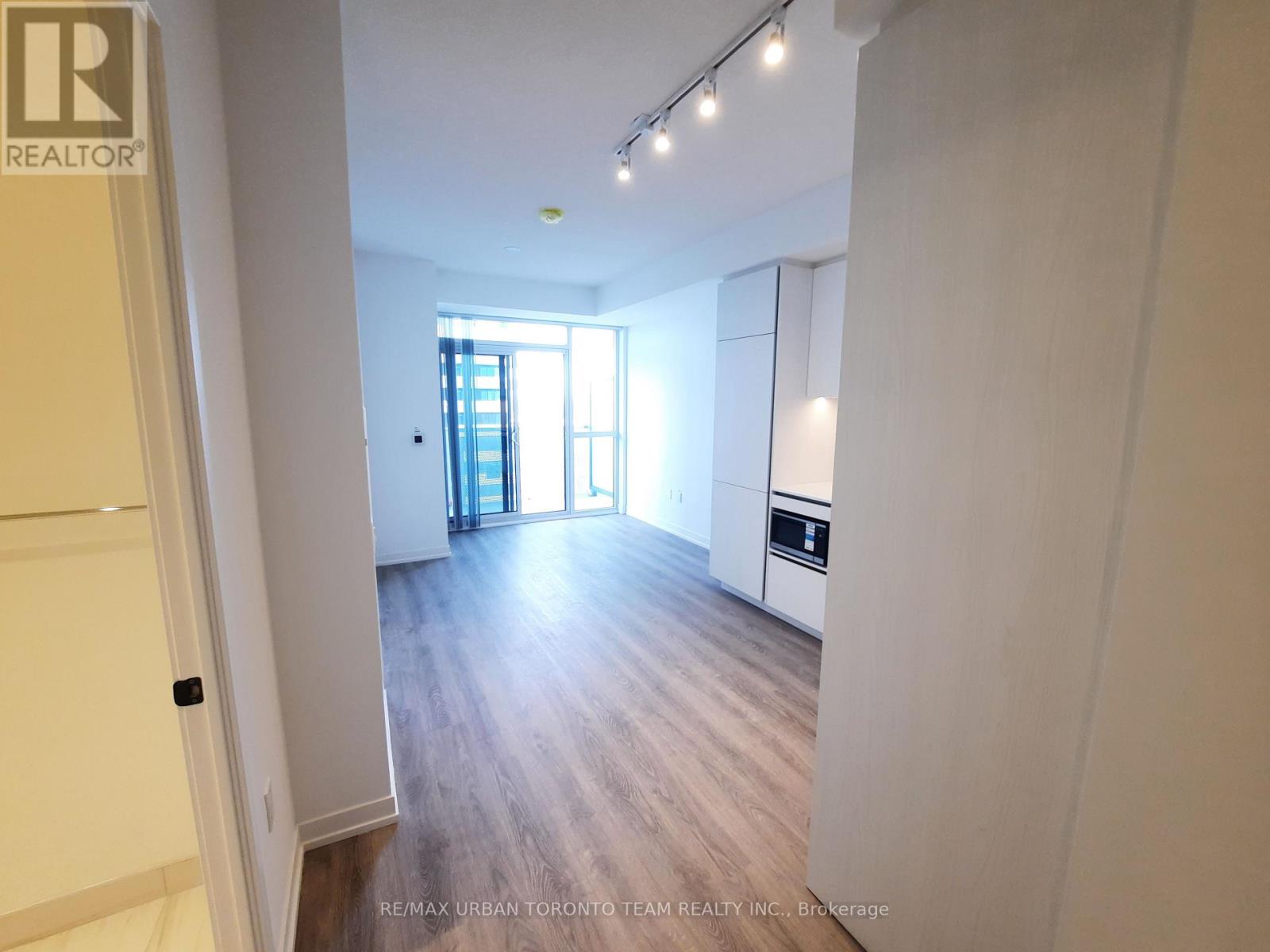1815 - 8 Interchange Way, Vaughan, Ontario  L4K 5Z7 - Photo 2 - N12552070