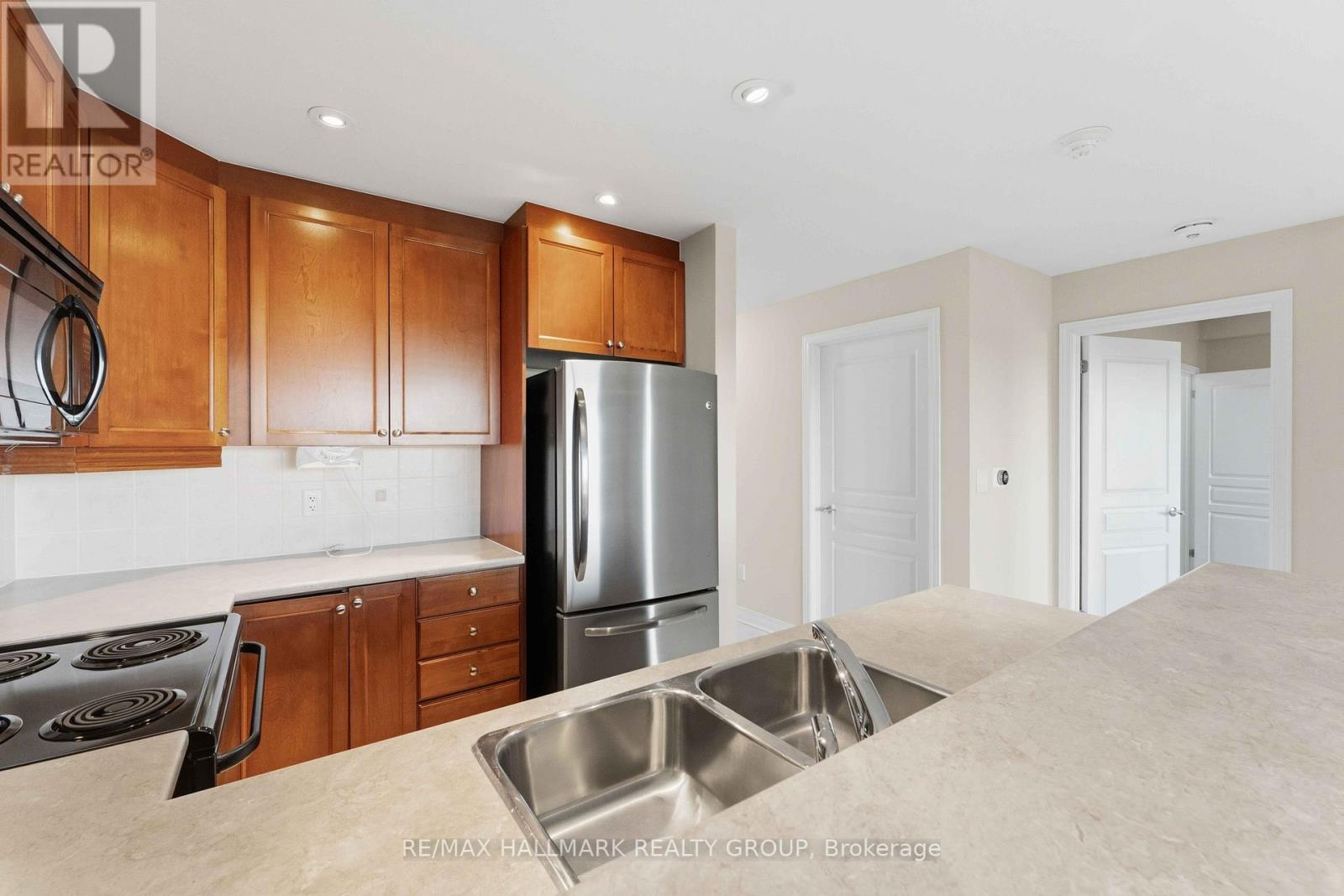 320 - 905 Beauparc Private, Ottawa, Ontario K1J 0A2 - Photo 10 - X12552162