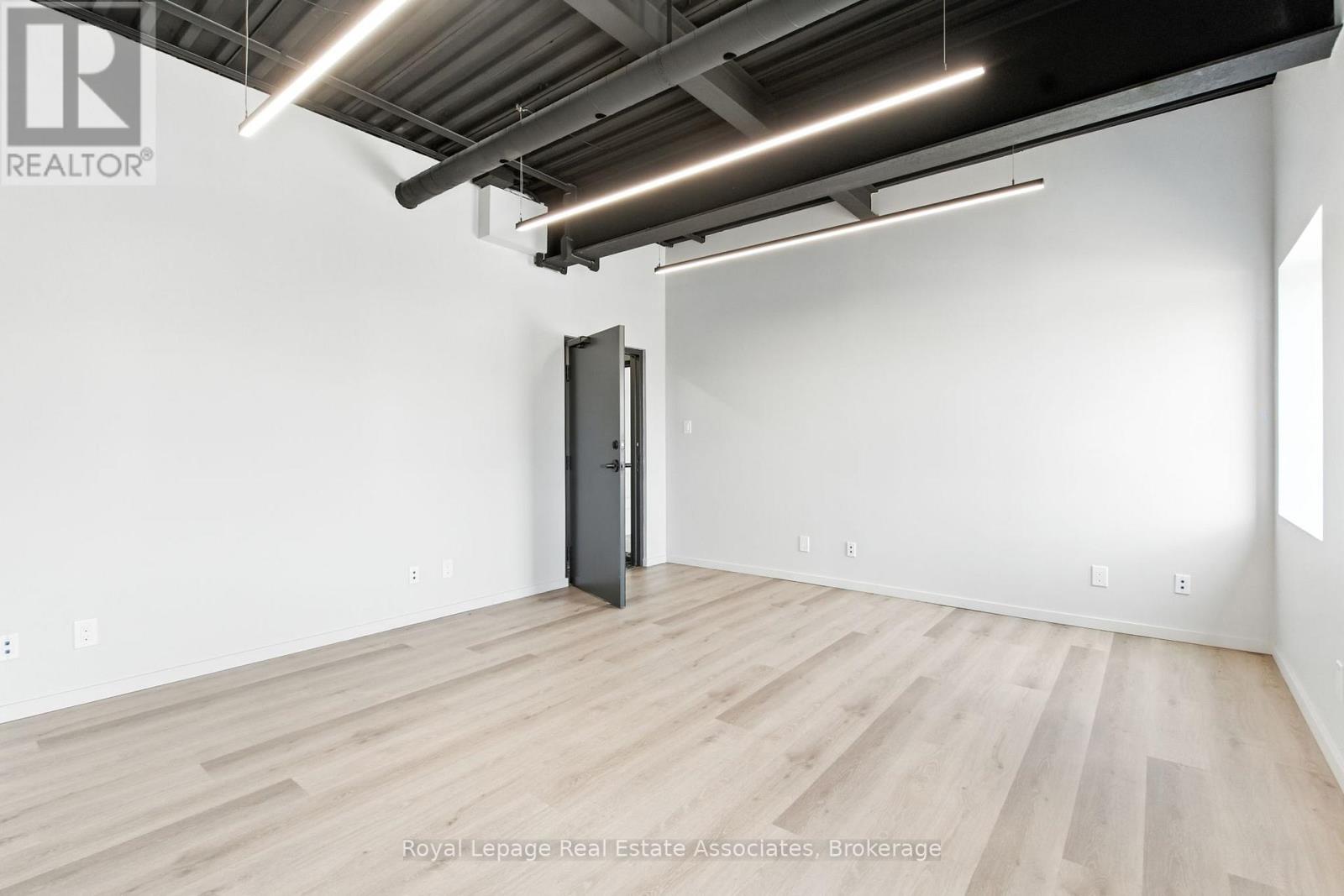 203 - 1232 Northside Road, Burlington, Ontario  L7M 1H6 - Photo 1 - W12551984