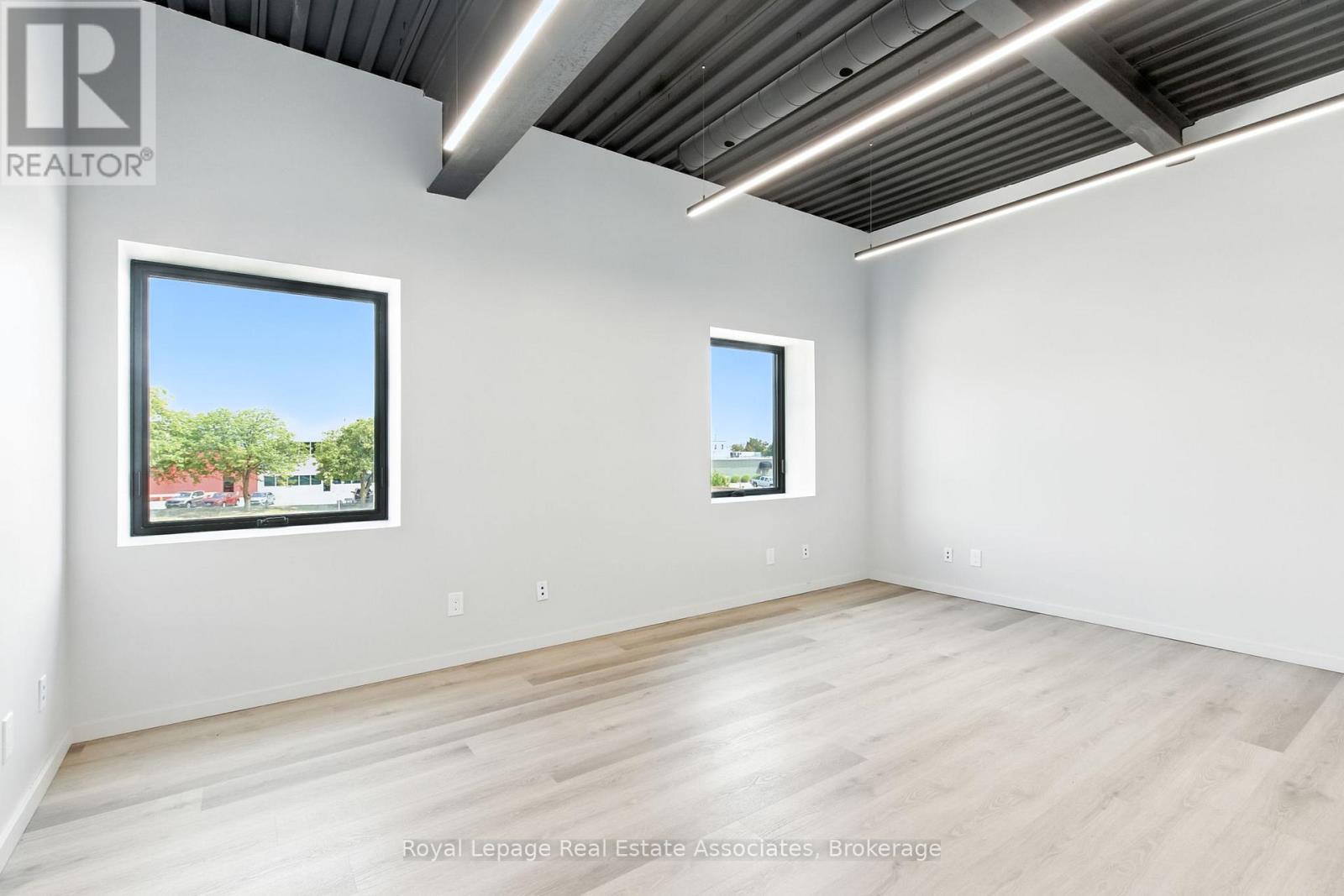 203 - 1232 Northside Road, Burlington, Ontario  L7M 1H6 - Photo 2 - W12551984