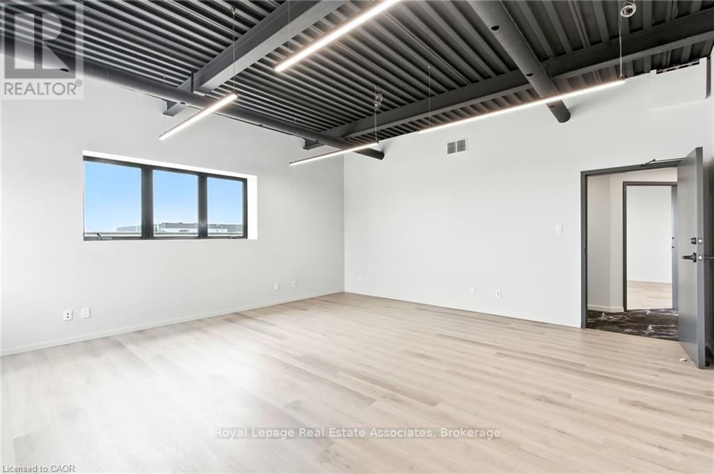 205 - 1232 Northside Road, Burlington, Ontario  L7M 1H6 - Photo 1 - W12552002