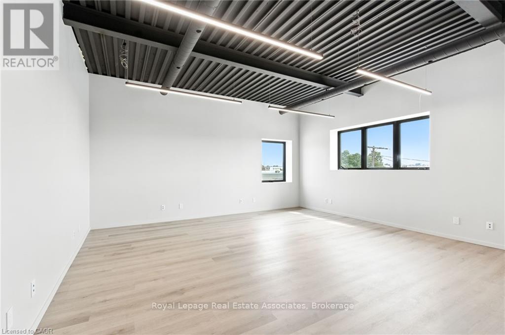 205 - 1232 Northside Road, Burlington, Ontario  L7M 1H6 - Photo 2 - W12552002