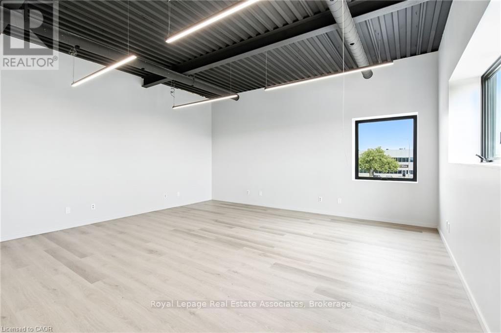 205 - 1232 Northside Road, Burlington, Ontario  L7M 1H6 - Photo 3 - W12552002