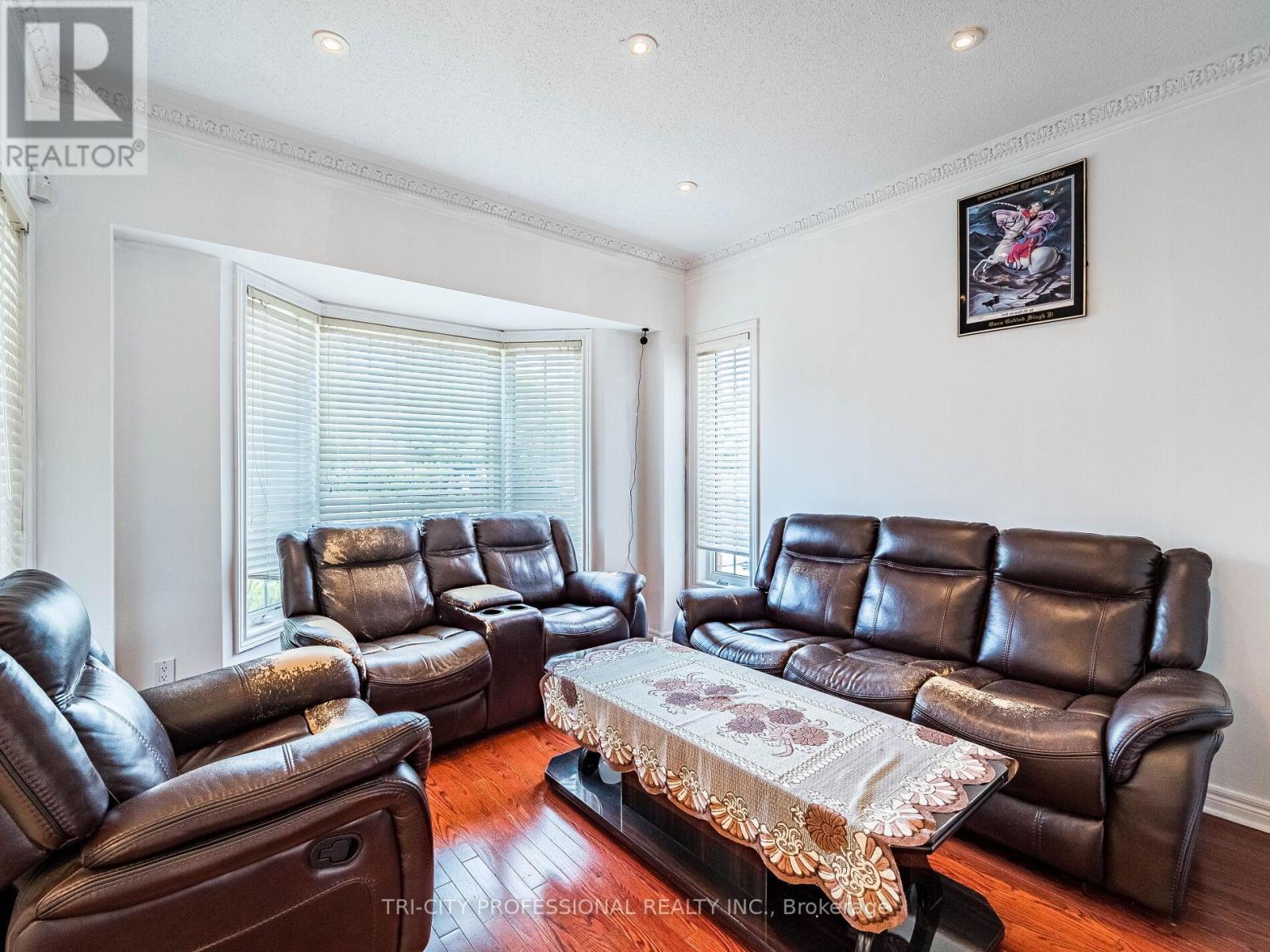 26 Tangleridge Boulevard, Brampton, Ontario  L6R 2X5 - Photo 5 - W12552048