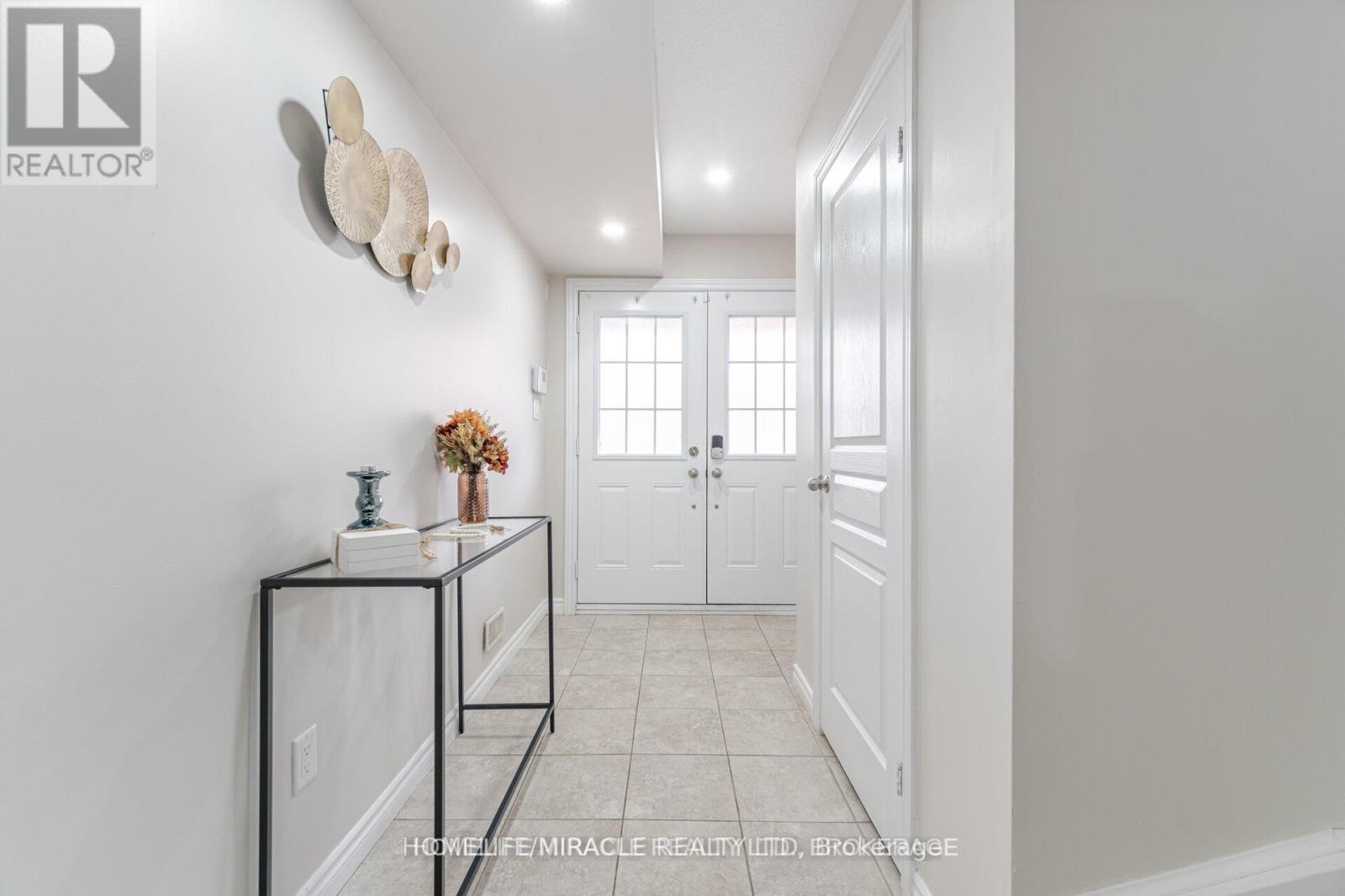 18 Kenridge Terrace, Hamilton, Ontario  L8J 0G4 - Photo 3 - X12552044