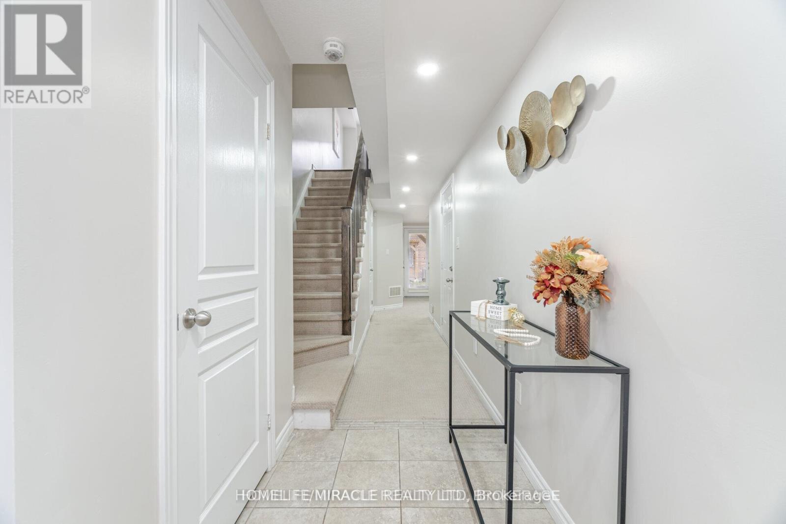 18 Kenridge Terrace, Hamilton, Ontario  L8J 0G4 - Photo 4 - X12552044