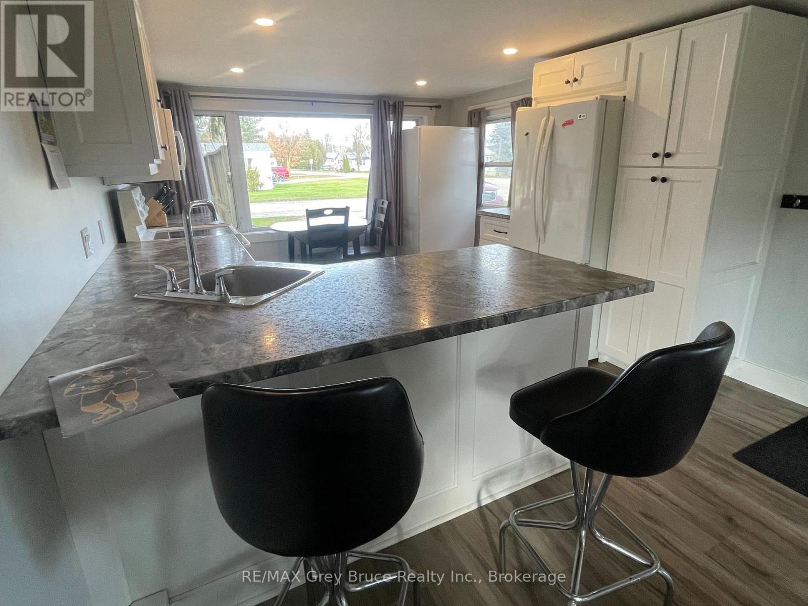 102 Grace Street W, Georgian Bluffs, Ontario  N0H 2N0 - Photo 6 - X12552168