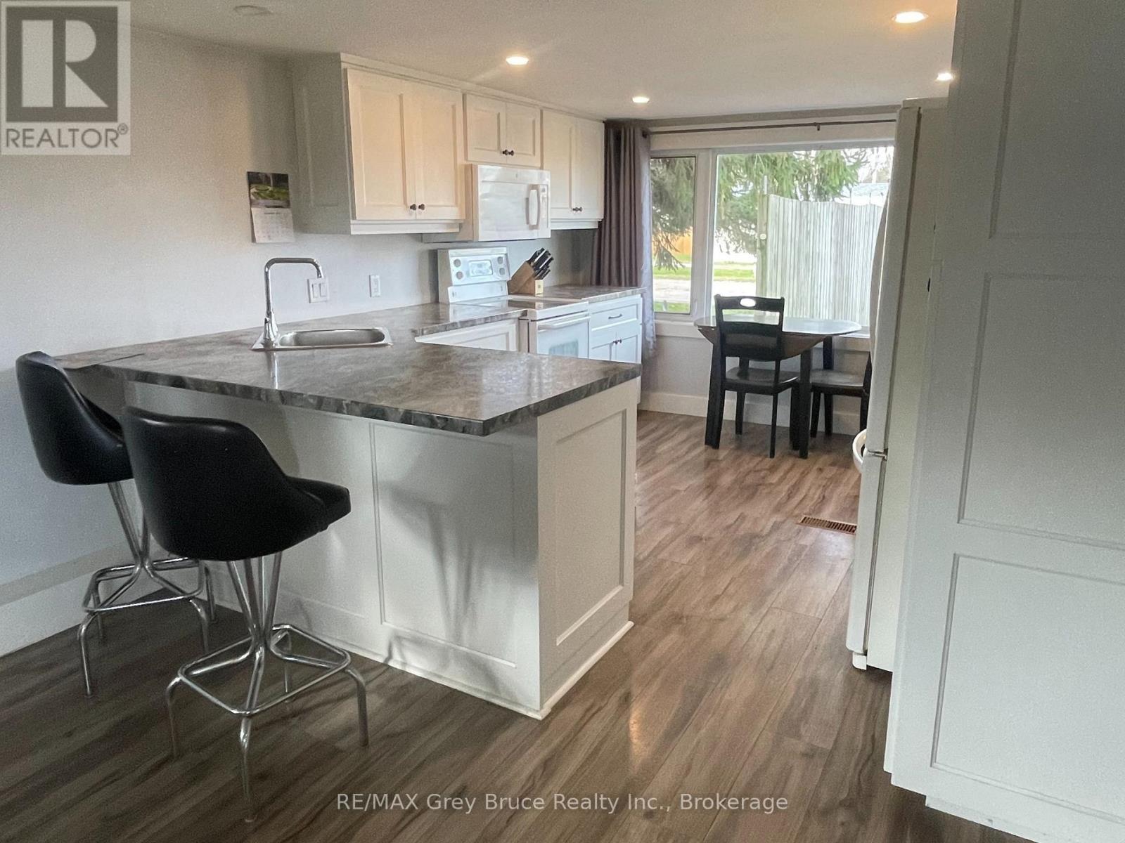 102 Grace Street W, Georgian Bluffs, Ontario  N0H 2N0 - Photo 7 - X12552168