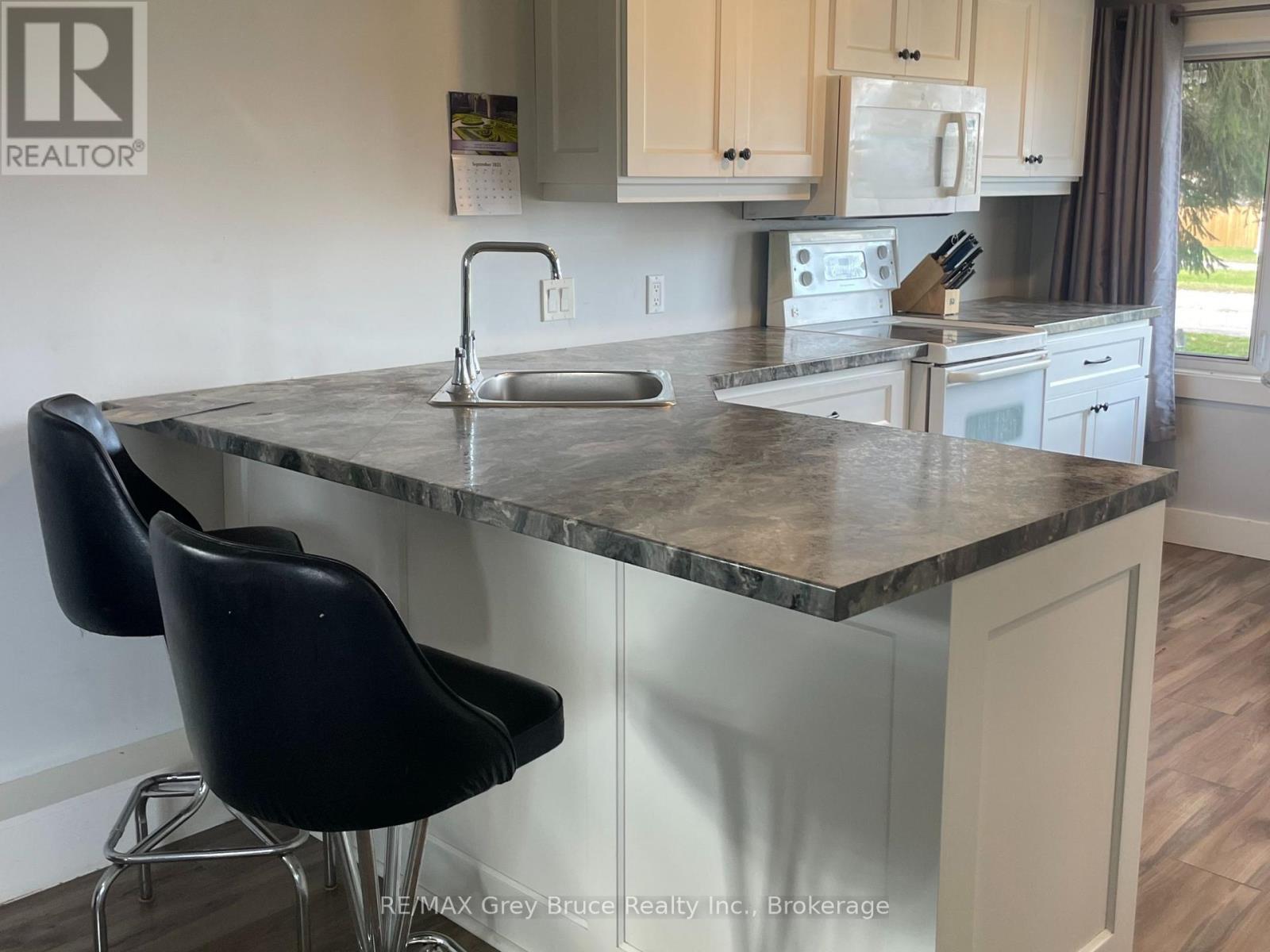 102 Grace Street W, Georgian Bluffs, Ontario  N0H 2N0 - Photo 8 - X12552168