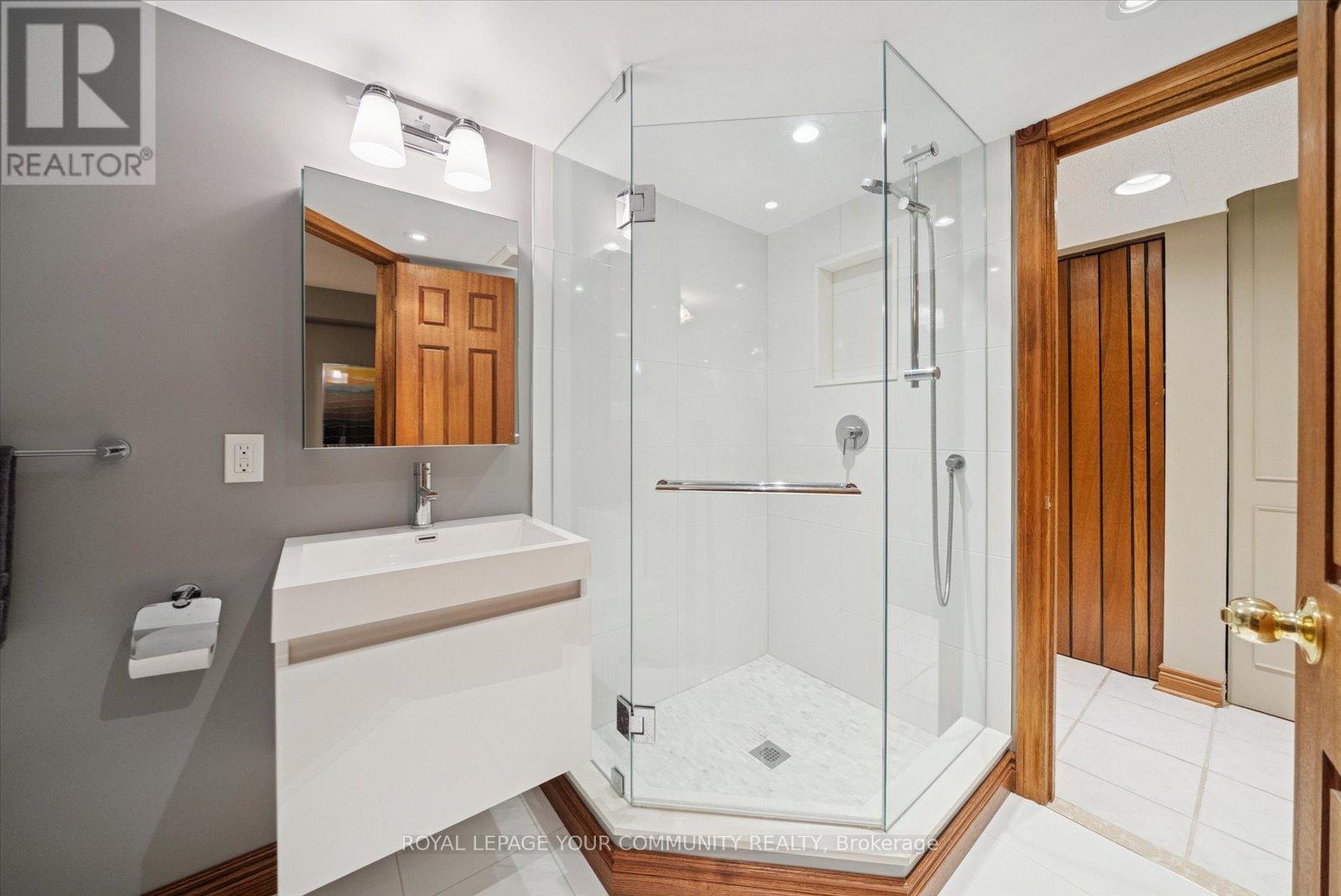 8 Old Park Lane, Richmond Hill, Ontario  L4B 2L8 - Photo 35 - N12552150