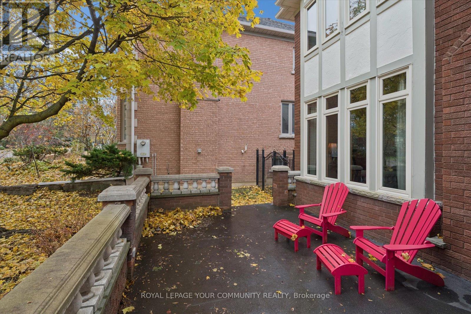 8 Old Park Lane, Richmond Hill, Ontario  L4B 2L8 - Photo 4 - N12552150