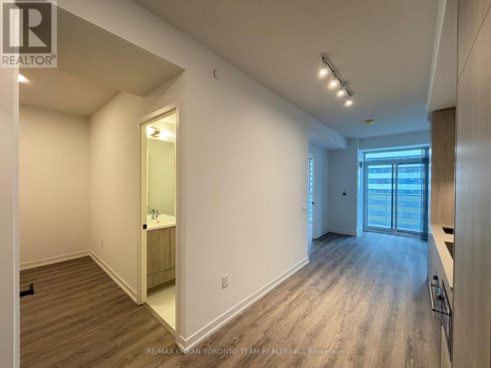 2001 - 8 Interchange Way, Vaughan, Ontario  L4K 5Z7 - Photo 2 - N12552196