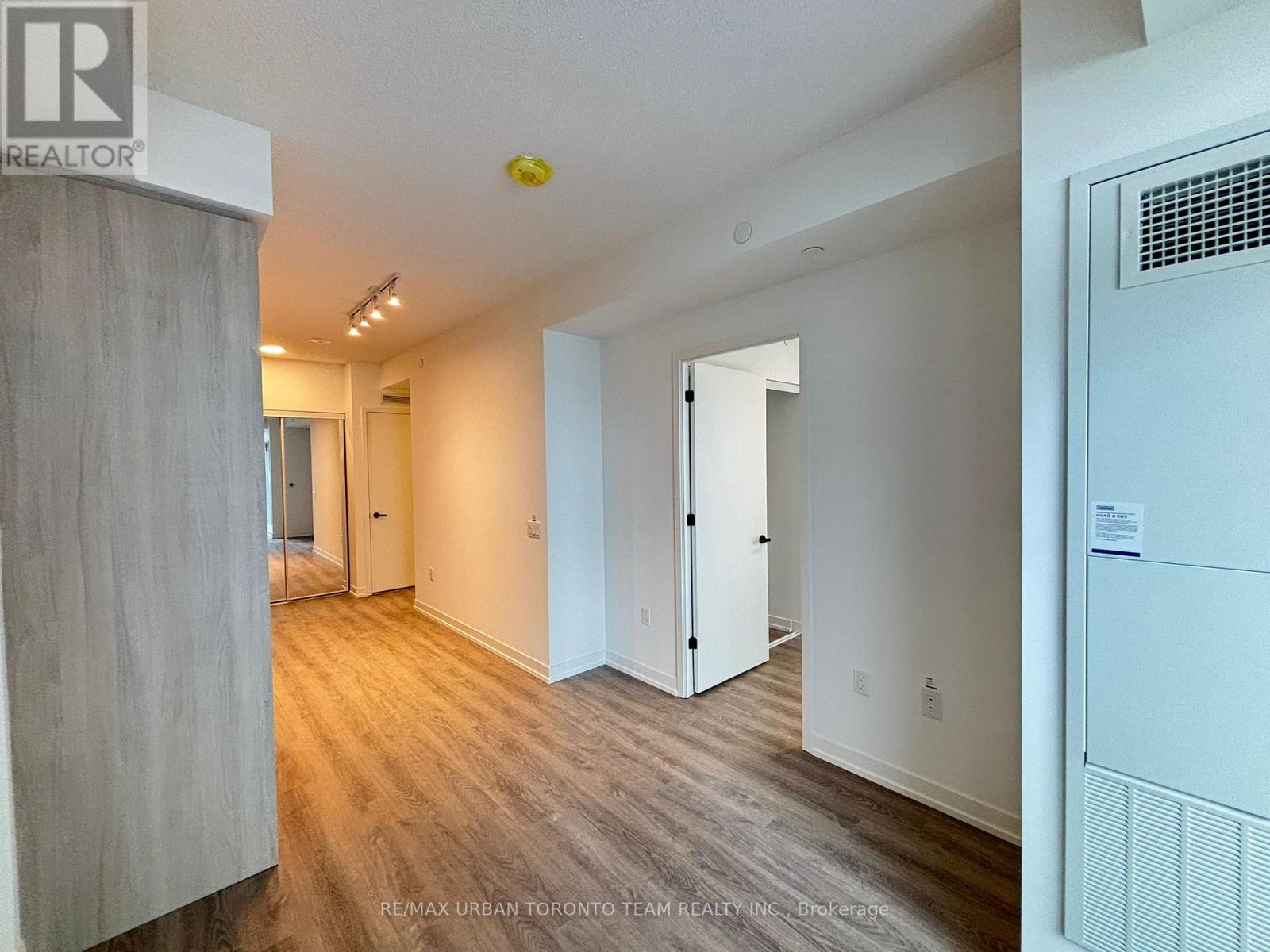 2001 - 8 Interchange Way, Vaughan, Ontario  L4K 5Z7 - Photo 4 - N12552196